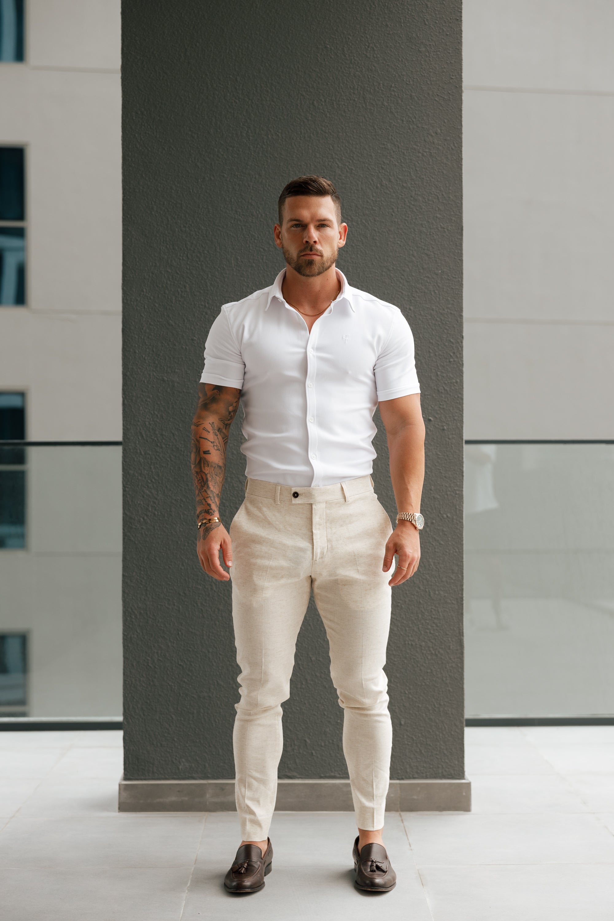 Schmale, elegante cremefarbene Leinenhose mit Gürtelschlaufen - FST019