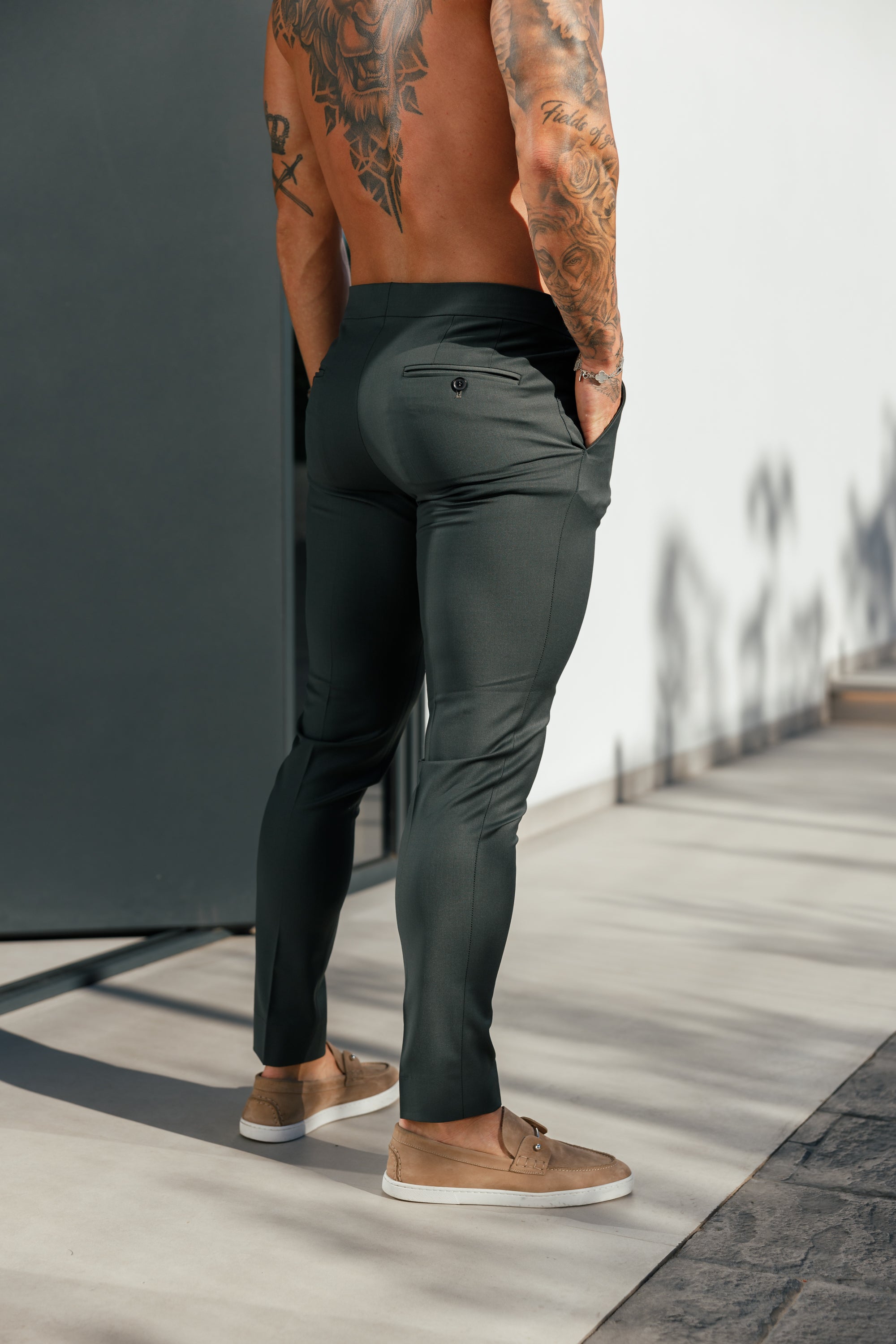 Schmale, elegante, dunkelgrüne Stretchhose mit seitlichen Verstellmöglichkeiten - FST032