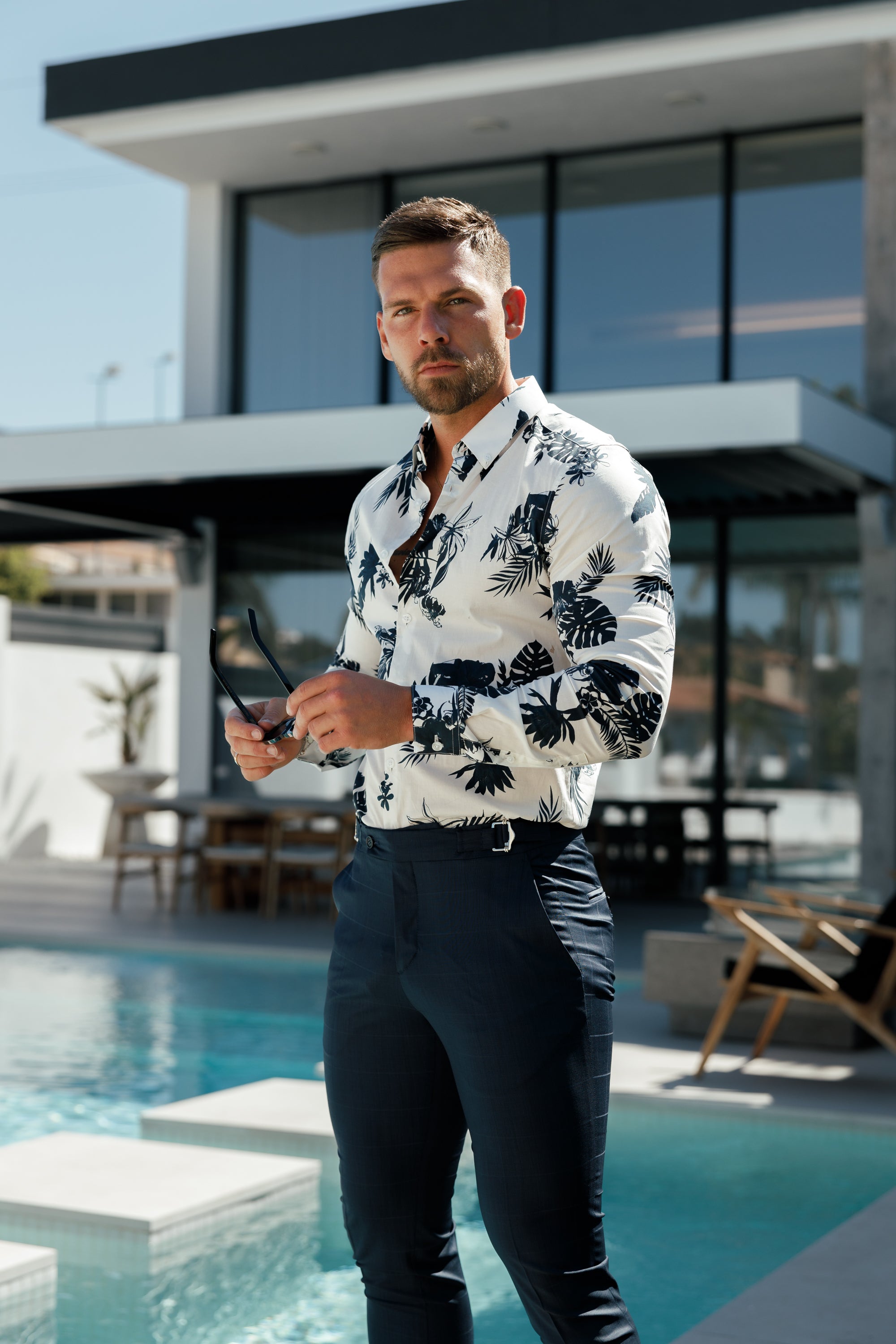 Schmal geschnittene, formelle, marineblaue Stretchhose mit Karomuster und seitlichen Verstellmöglichkeiten - FST030