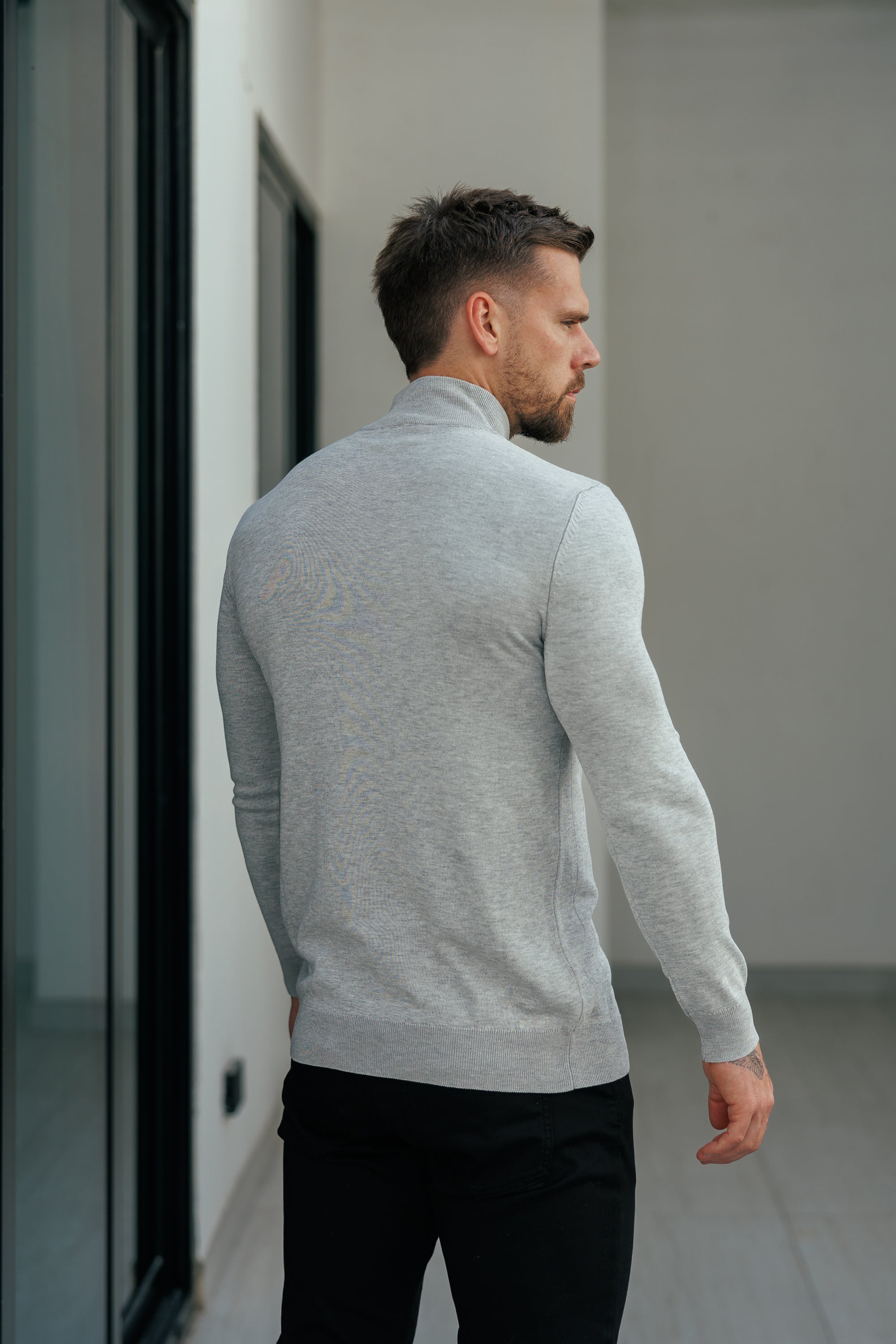 Gestreifter Strickpullover mit 1/4-Reißverschluss und Stehkragen, silbergrau, langärmlig - FSR051