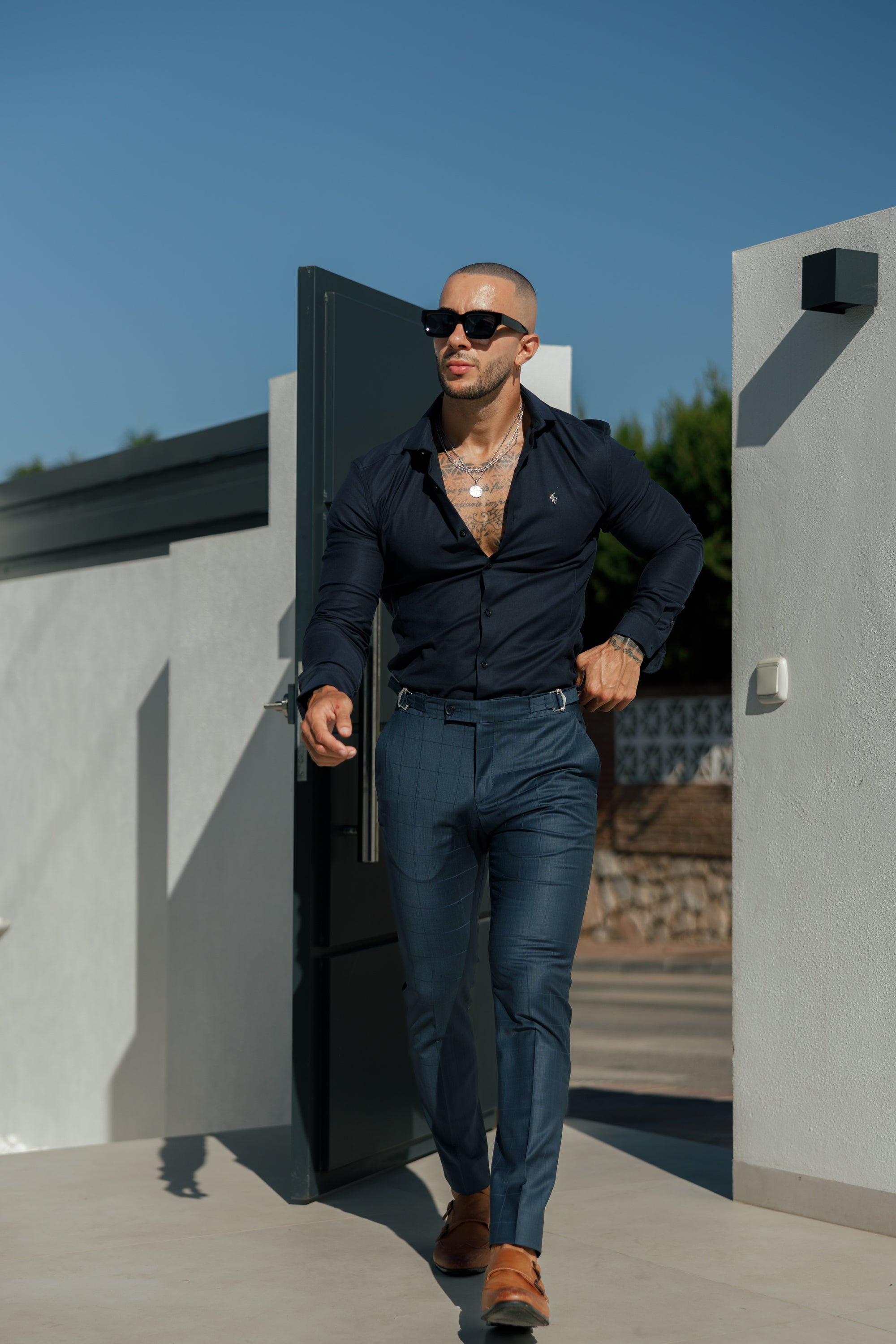 Schmal geschnittene, formelle, marineblaue Stretchhose mit Karomuster und seitlichen Verstellmöglichkeiten - FST030