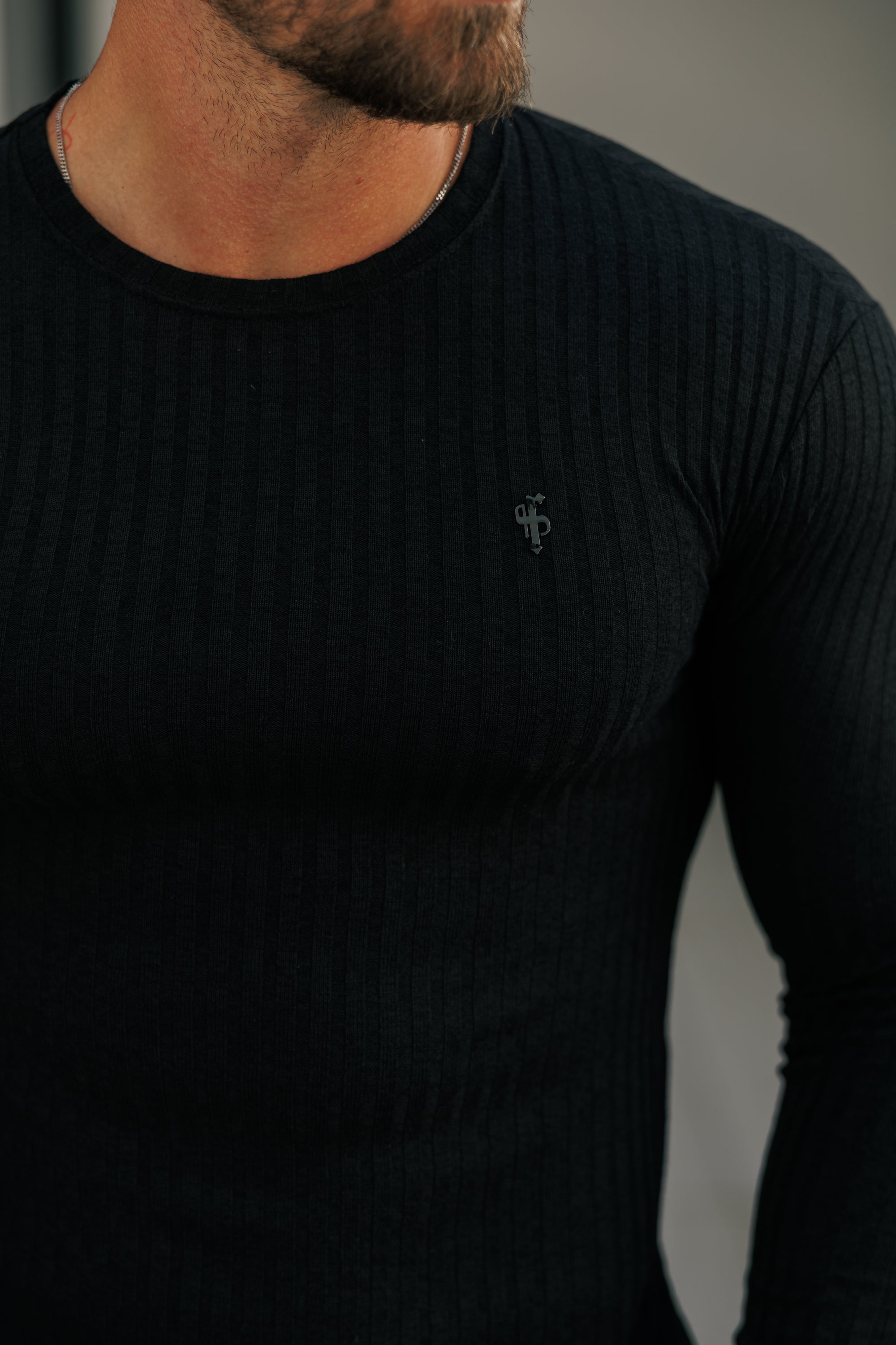 Superschmaler, schwarzer Rippstrickpullover mit schwarzem Metallemblem - FSH1443