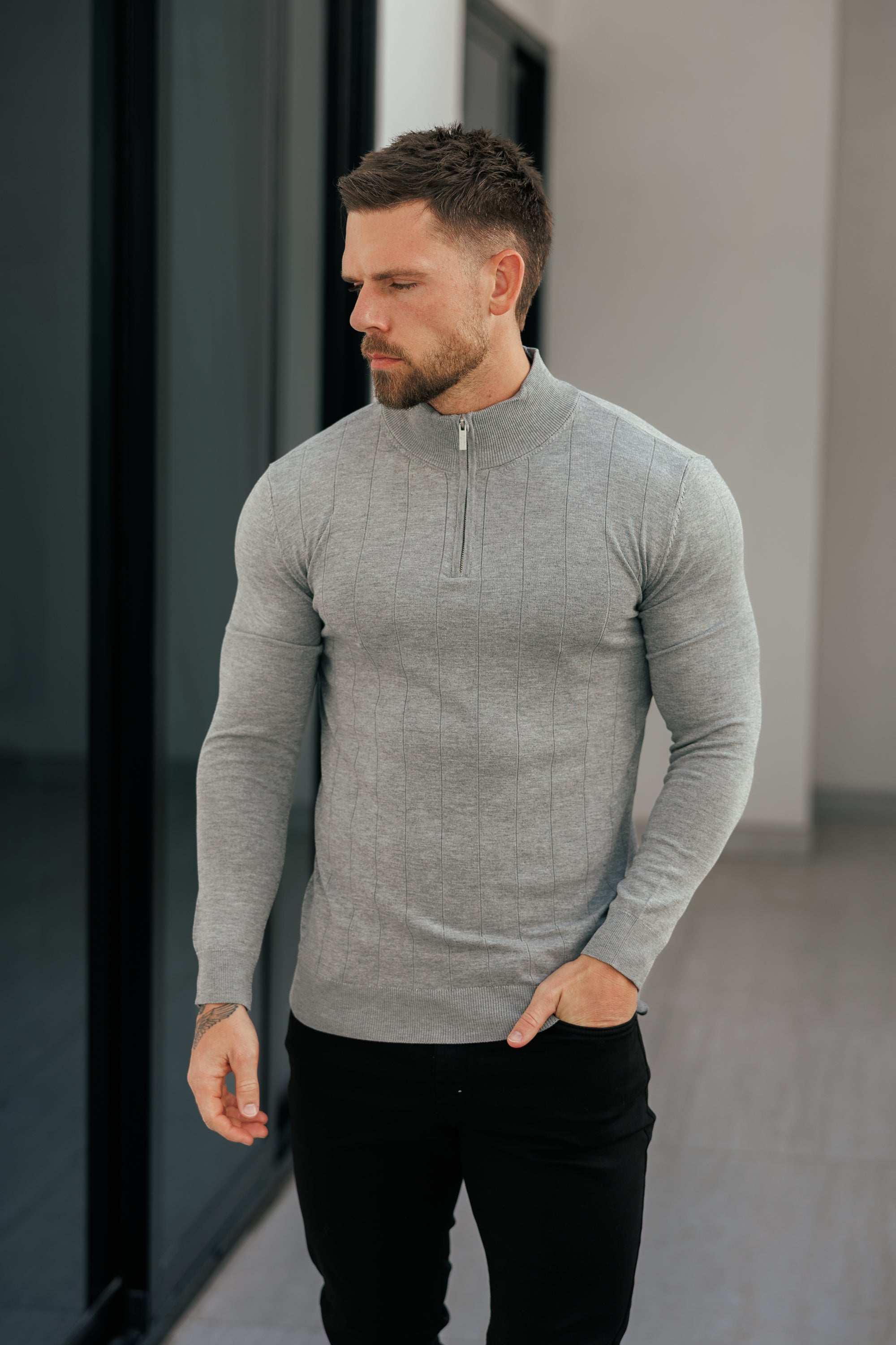 Selbstgestreifter Strickpullover mit 1/4-Reißverschluss und Stehkragen, hellgrau, langärmlig - FSR053