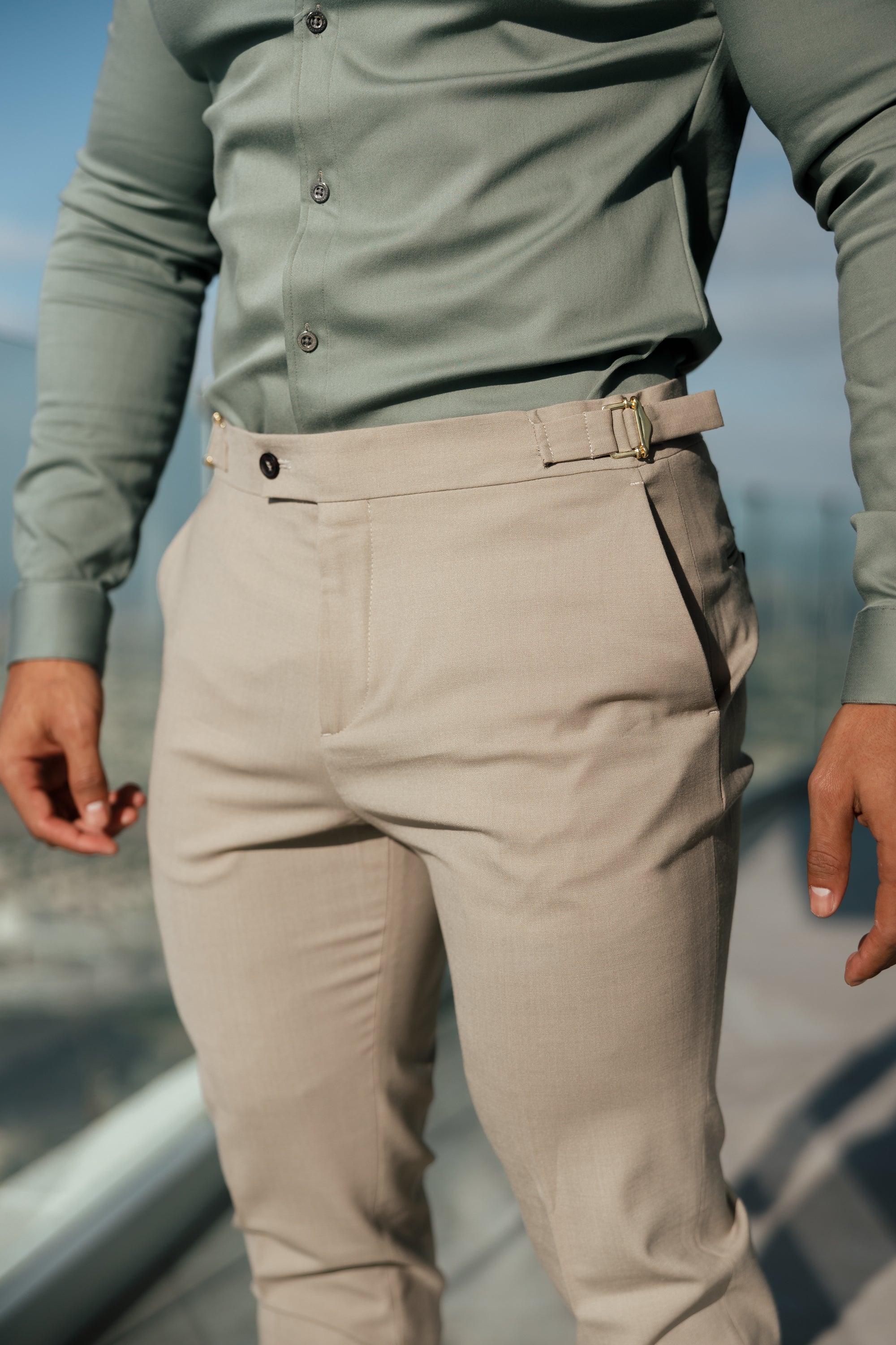 Schmale, elegante beige Stretchhose mit goldenen Taillenverstellern - FST017