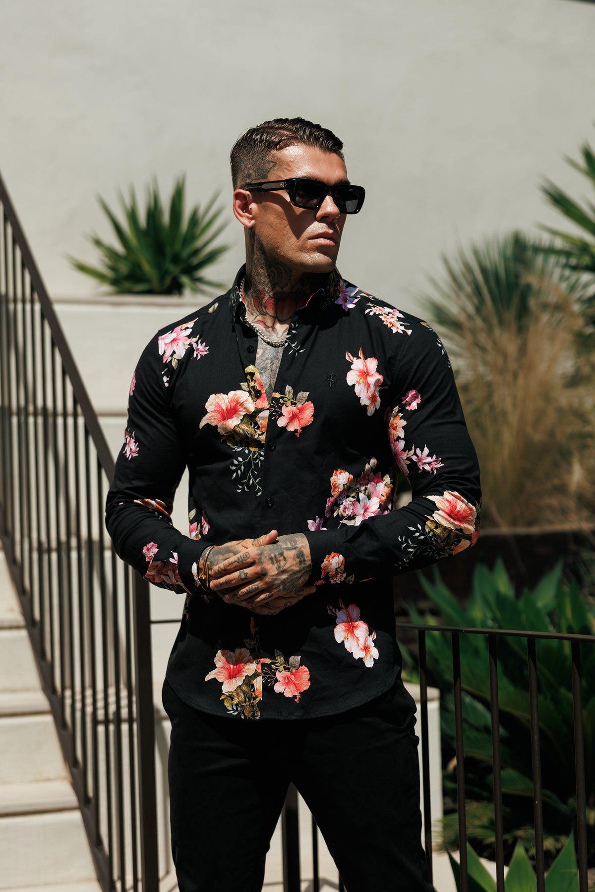 Super-Slim-Fit-Stretch-Langarmshirt in Schwarz mit Lily-Blumenmuster und Button-down-Kragen – FS1275