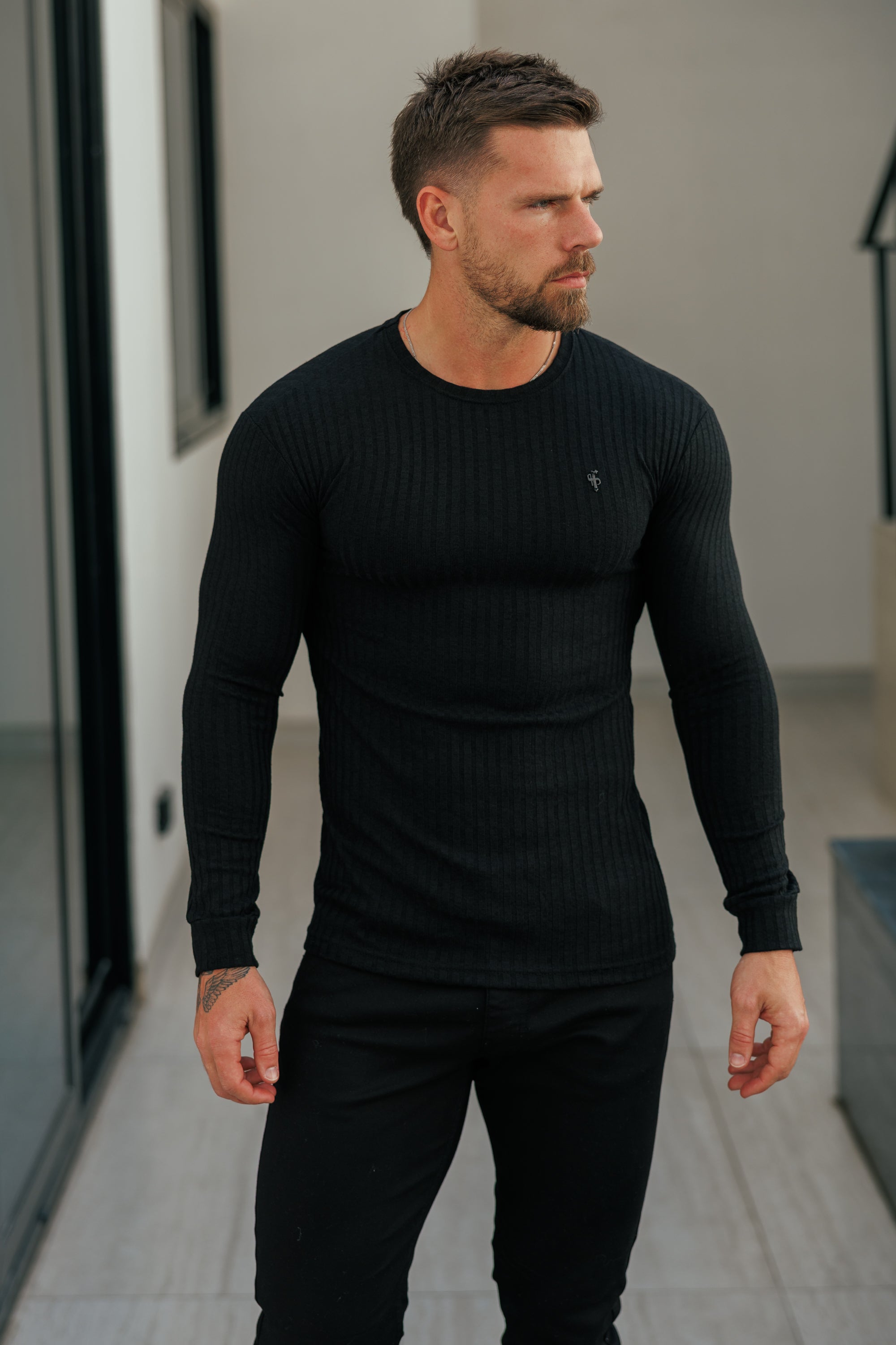 Superschmaler, schwarzer Rippstrickpullover mit schwarzem Metallemblem - FSH1443