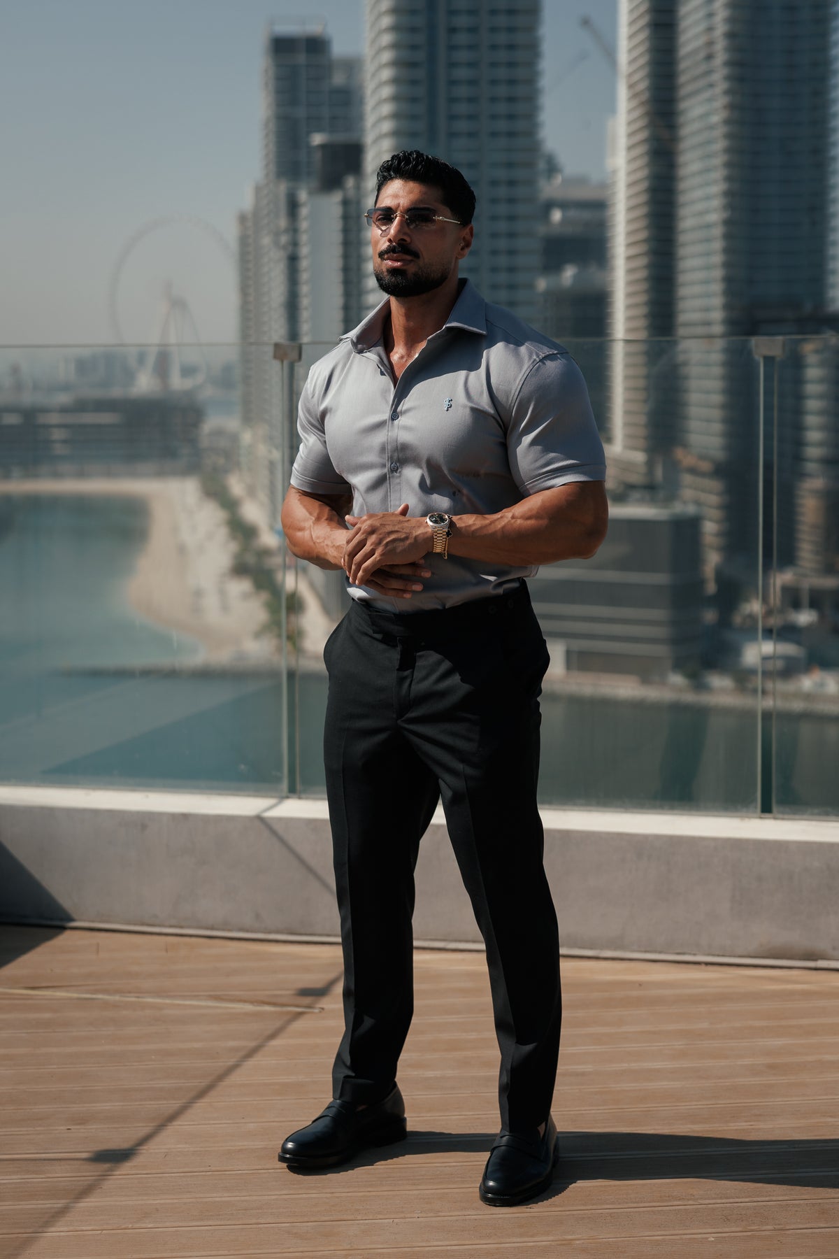 Super Slim Stretch Denim-Kurzarmhemd in Mittelgrau mit silbernem Metalldetail und Haikragen - FS1327