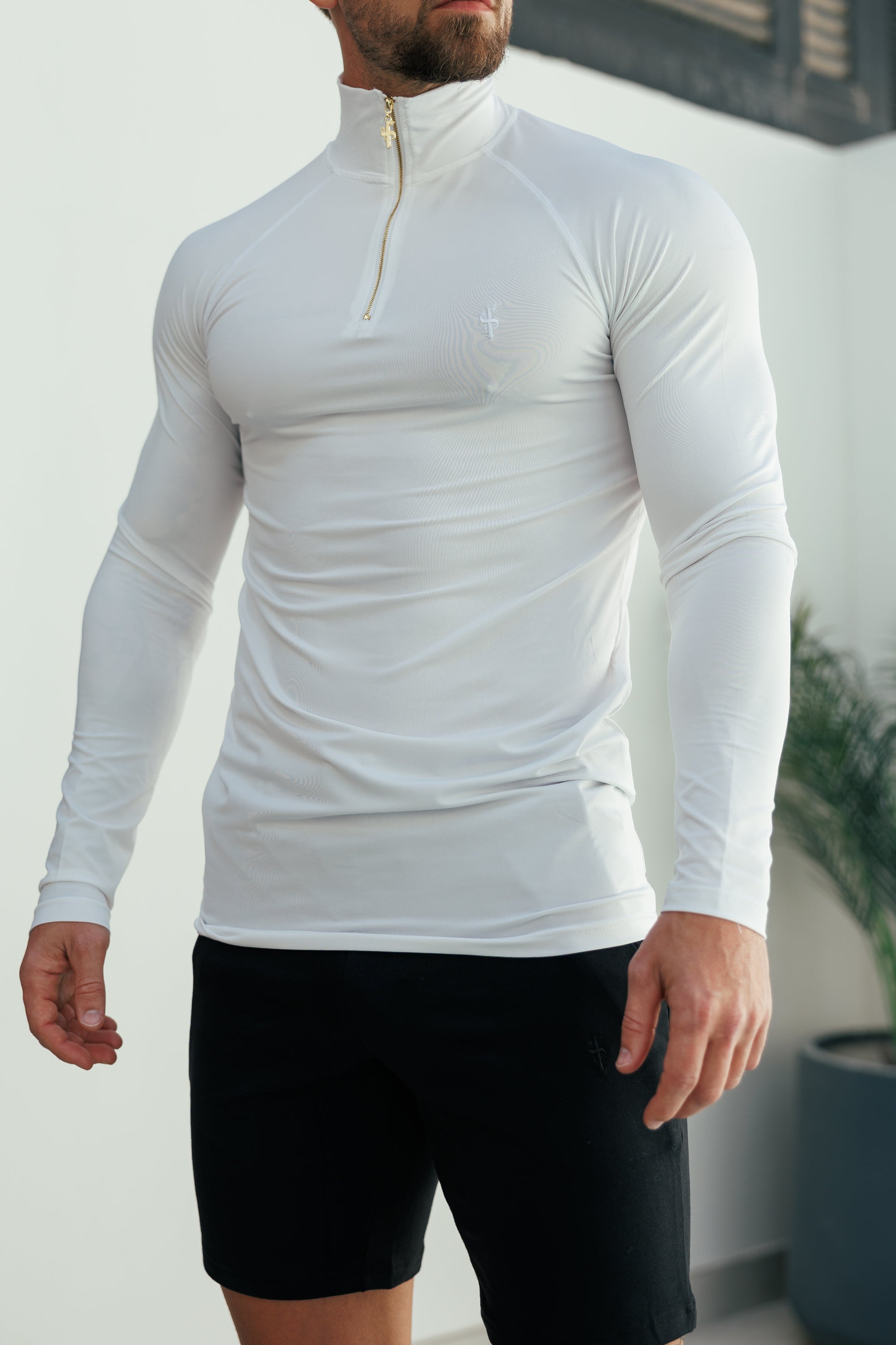 Muskelbetontes, langärmeliges, weiß/goldenes Sporttop mit halbem Reißverschluss - FSH889