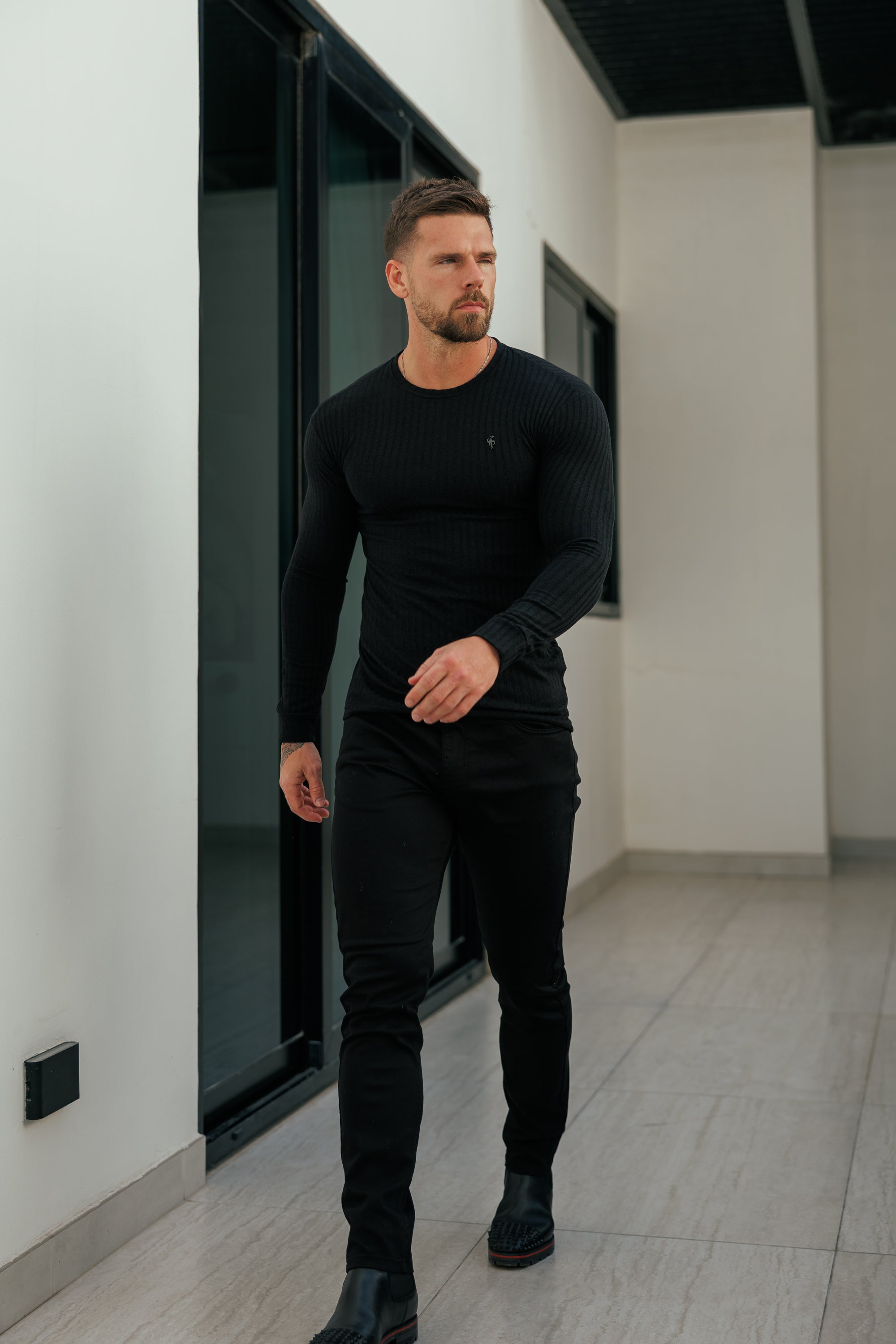 Superschmaler, schwarzer Rippstrickpullover mit schwarzem Metallemblem - FSH1443