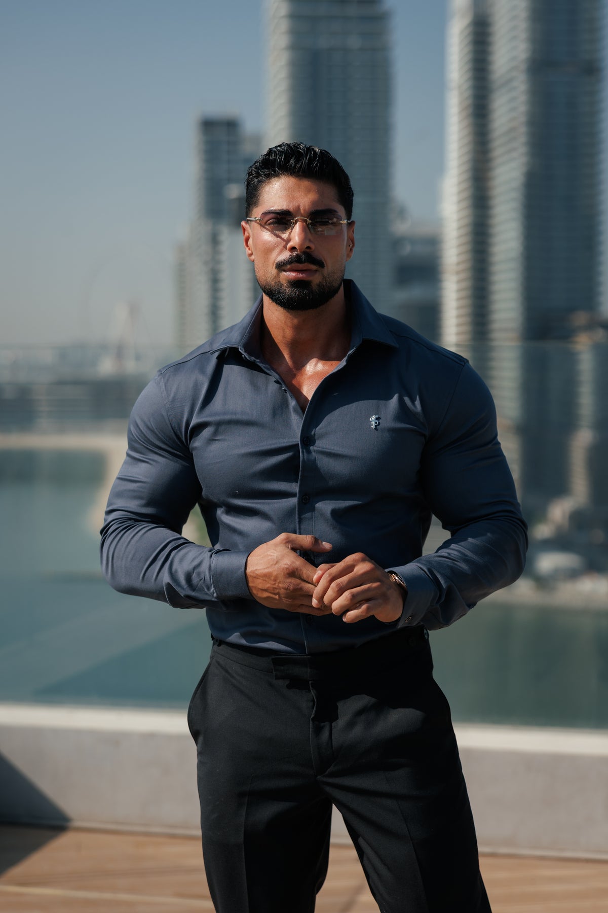 Super Slim Stretch-Denim-Hemd in Gunpowder mit langen Ärmeln, silbernem Metalldekor und Haifischkragen - FS1315