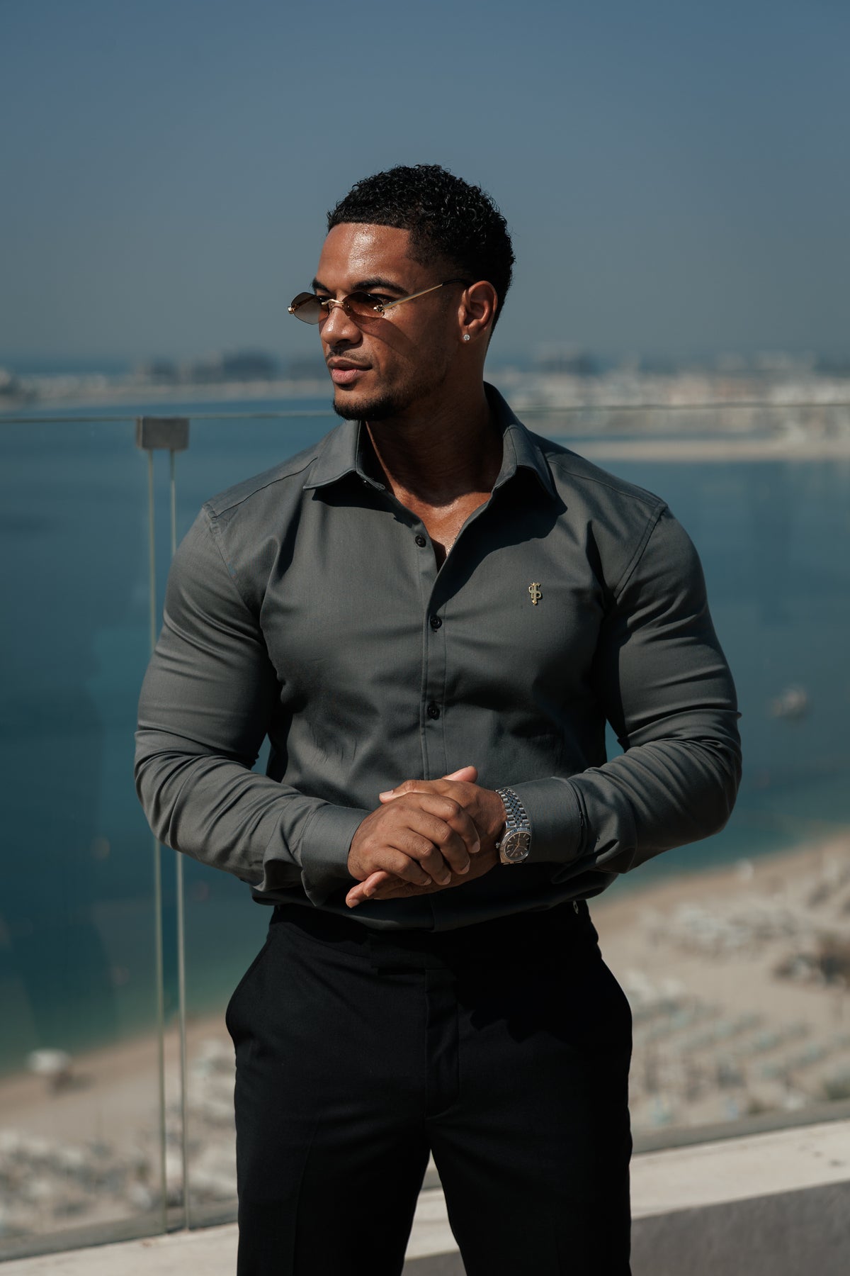 Super Slim Stretch-Jeanshemd in Oliv mit goldenem Metalldekor und Haifischkragen - FS1316
