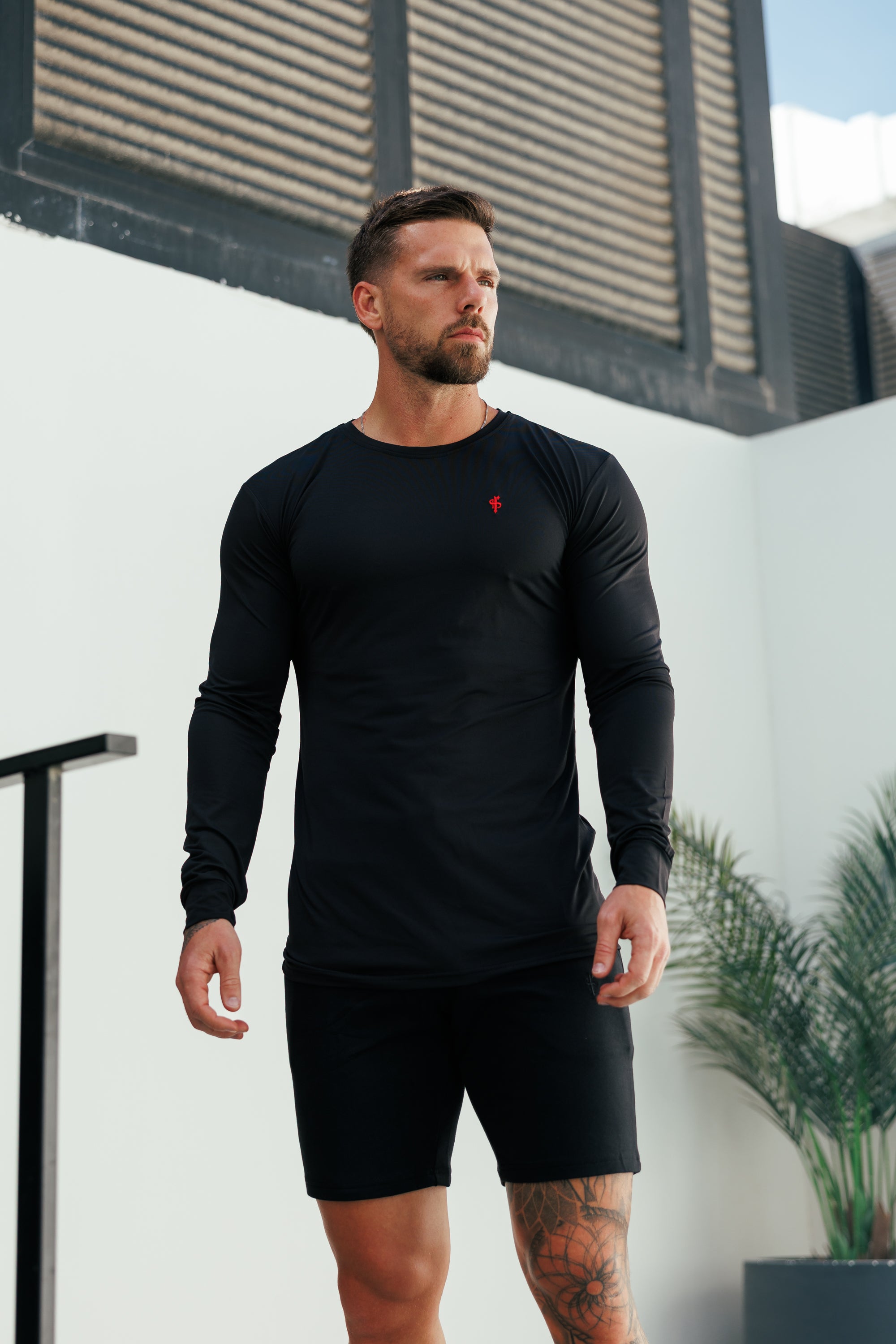 Muscle Fit Langarm-Sportshirt, schwarz/rot - FSH1440