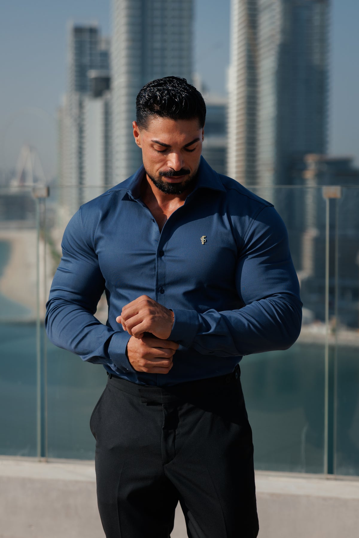 Super Slim Stretch Denim-Langarmhemd in New Navy mit goldfarbenem Metalldetail und Haikragen - FS1314