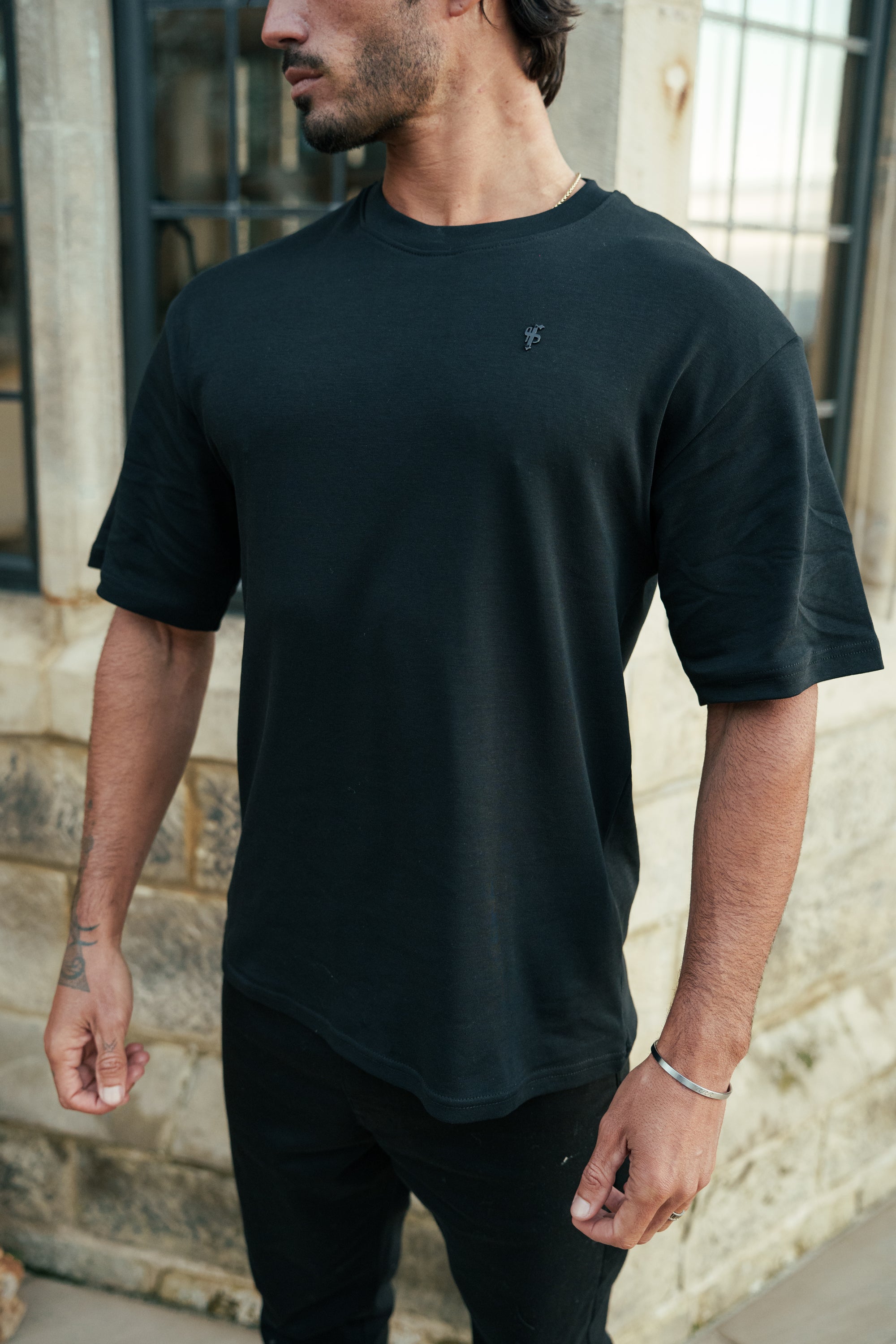 Schwarzes Oversized-T-Shirt mit Rundhalsausschnitt - FSH1418