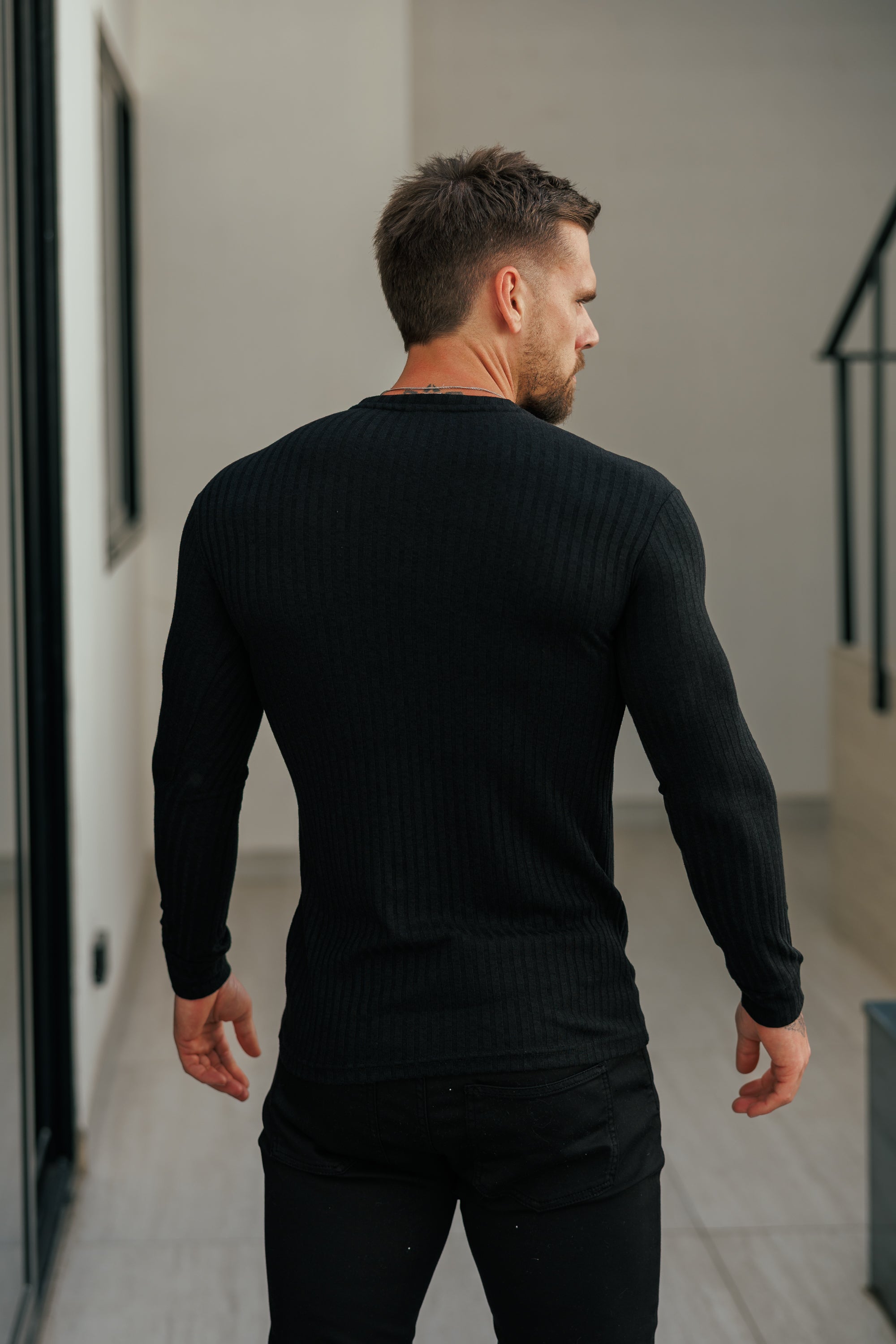 Superschmaler, schwarzer Rippstrickpullover mit schwarzem Metallemblem - FSH1443