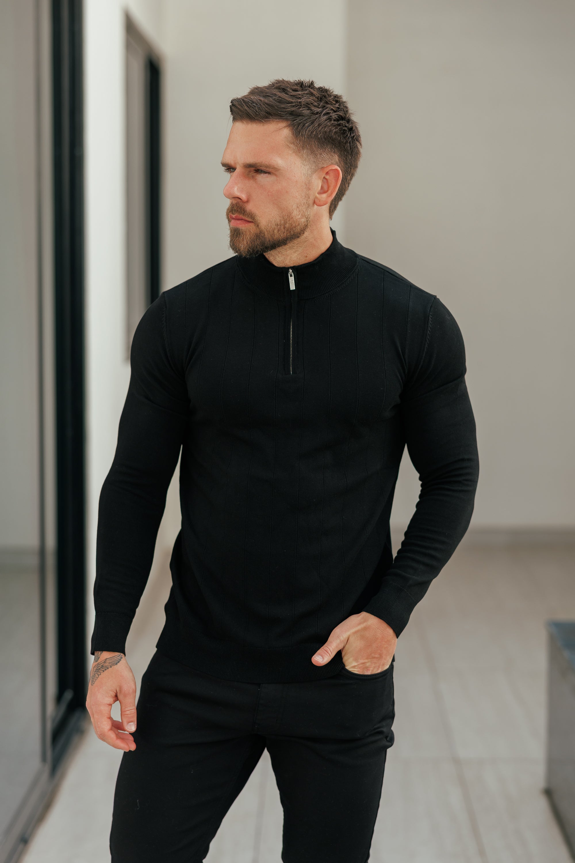 Schwarzer Strickpullover mit Streifenmuster, 1/4-Reißverschluss und Stehkragen, Langarm - FSR050