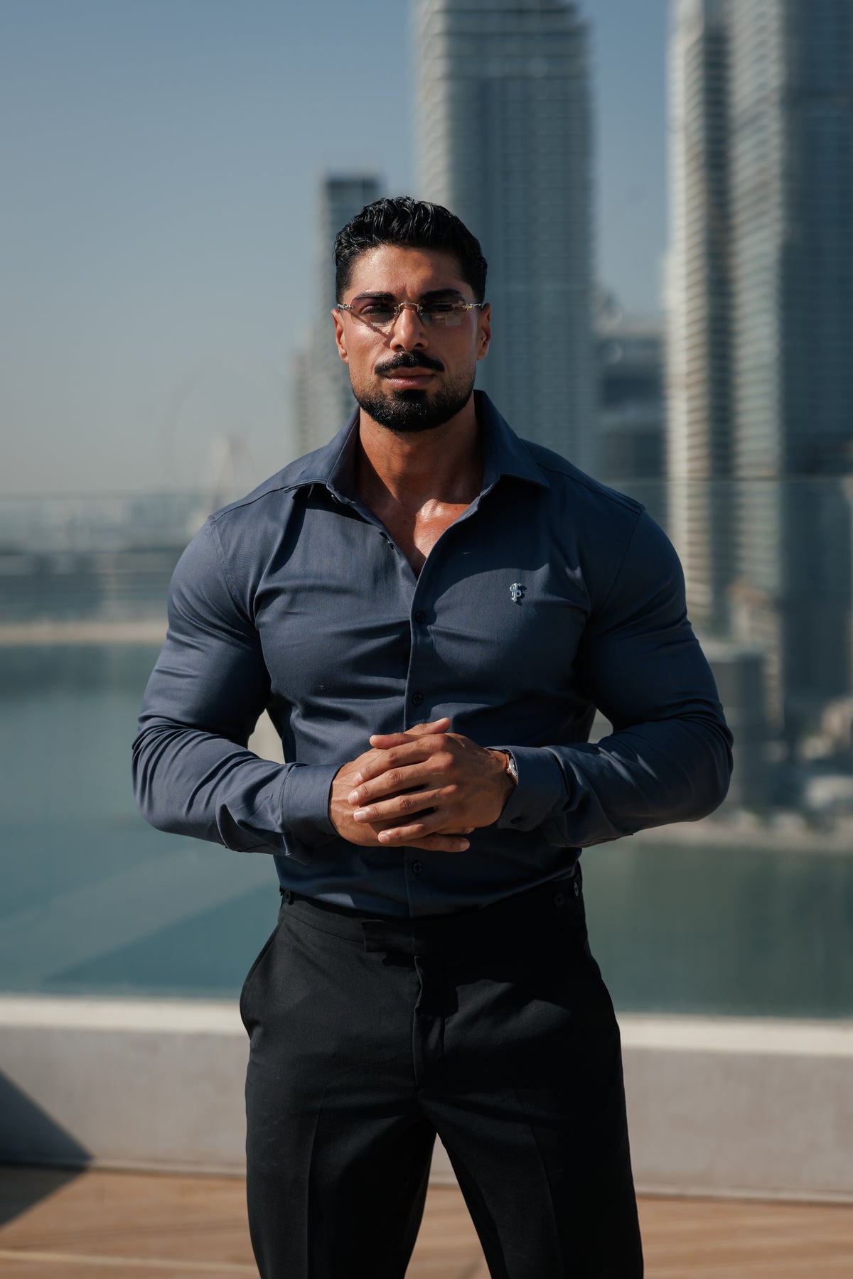 Super Slim Stretch-Denim-Hemd in Gunpowder mit langen Ärmeln, silbernem Metalldekor und Haifischkragen - FS1315