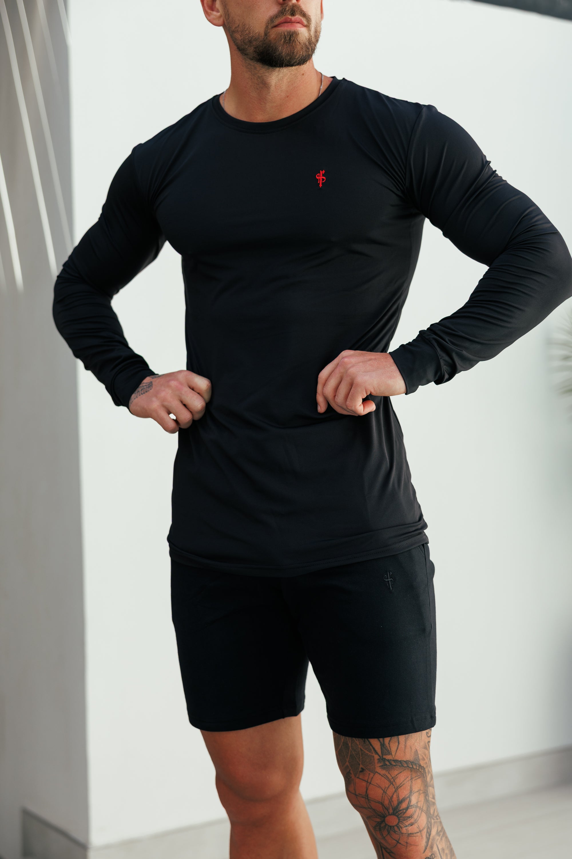 Muscle Fit Langarm-Sportshirt, schwarz/rot - FSH1440