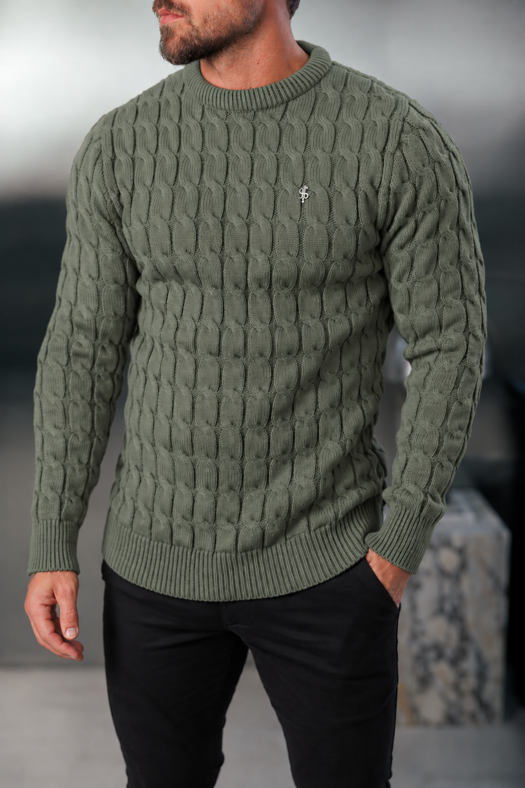 Grobstrick-Pullover mit Zopfmuster in Oliv - FSA060