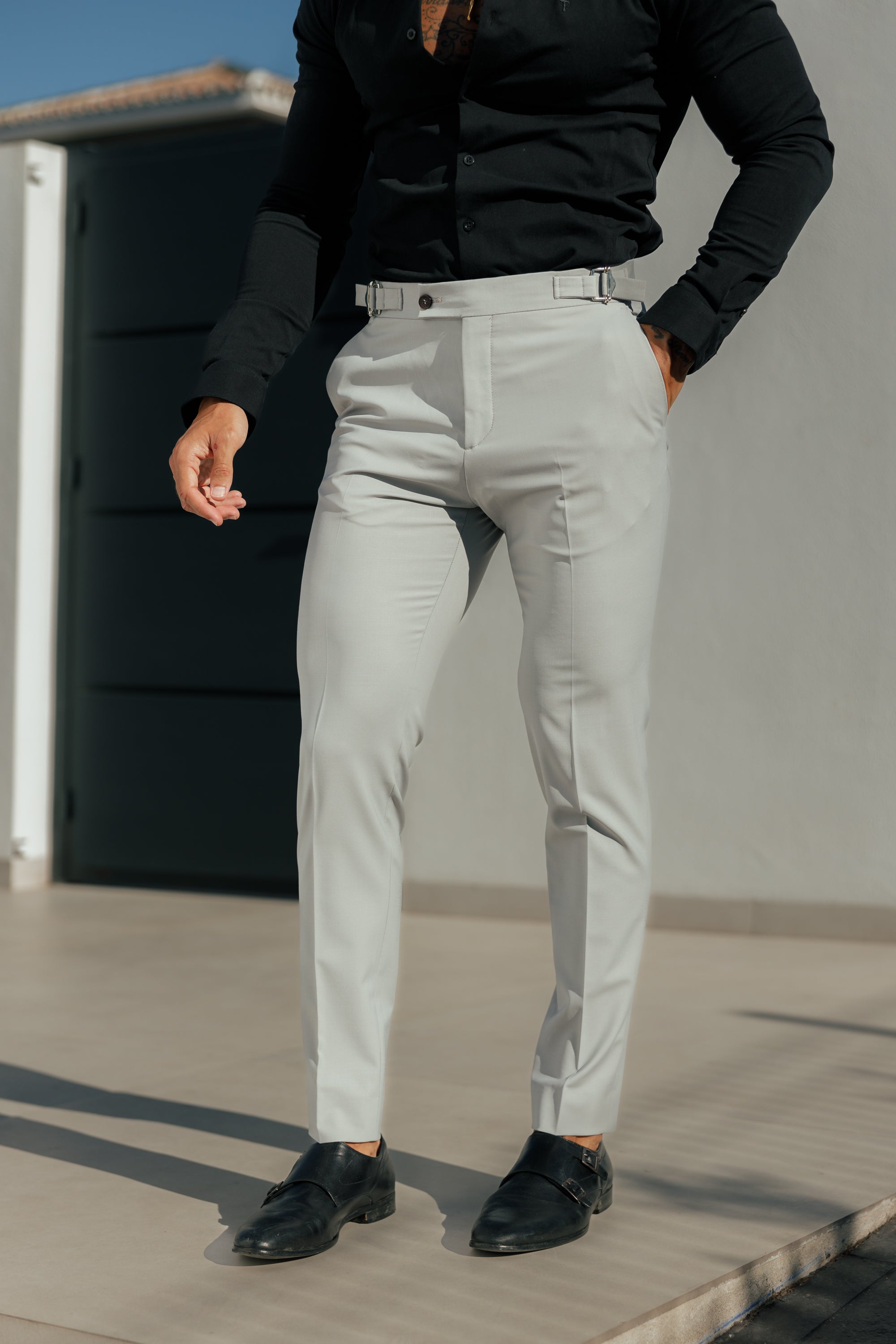 Schmale, elegante Stretchhose in Steinfarbe mit seitlichen Verstellmöglichkeiten - FST028