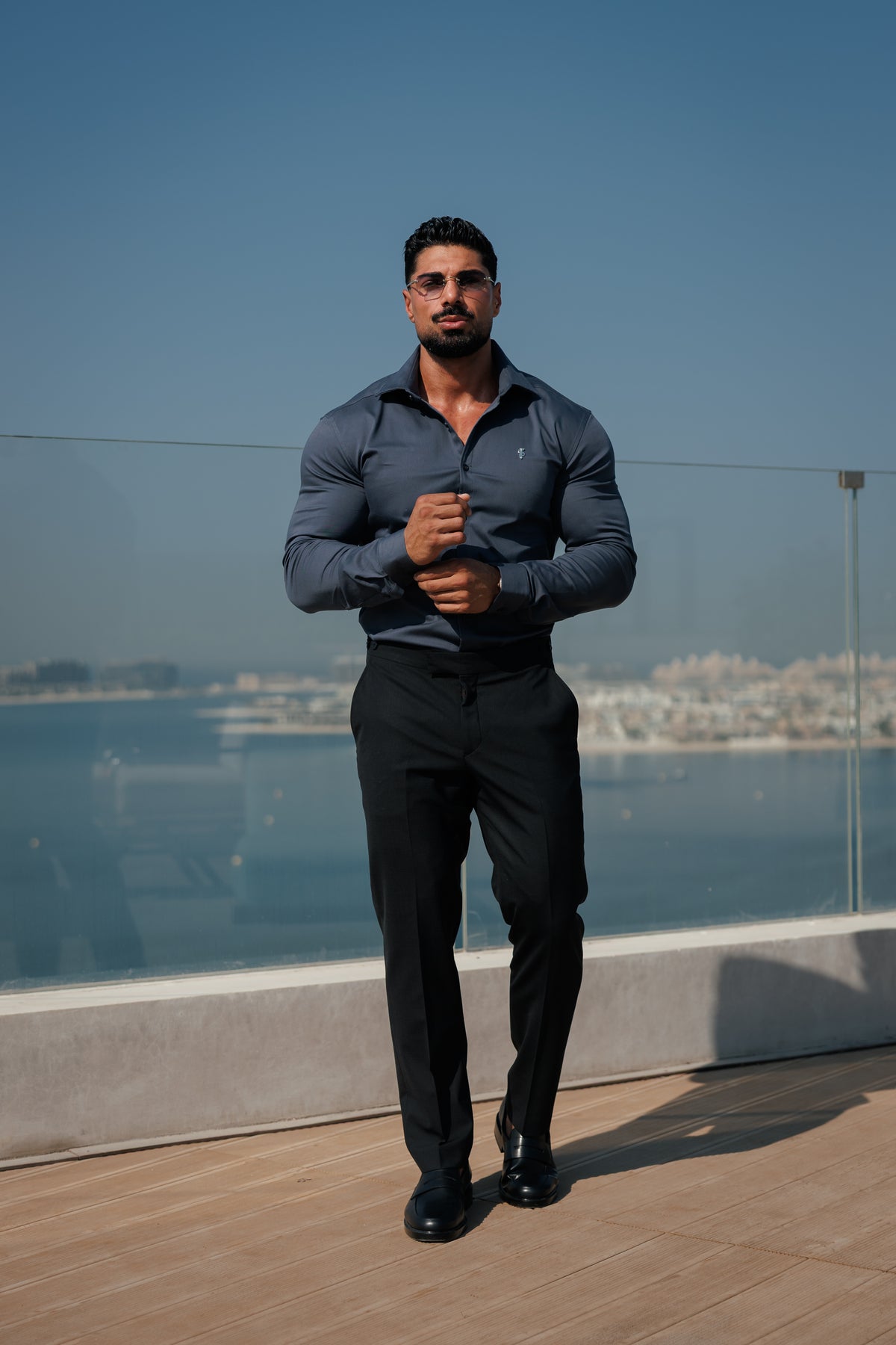 Super Slim Stretch-Denim-Hemd in Gunpowder mit langen Ärmeln, silbernem Metalldekor und Haifischkragen - FS1315