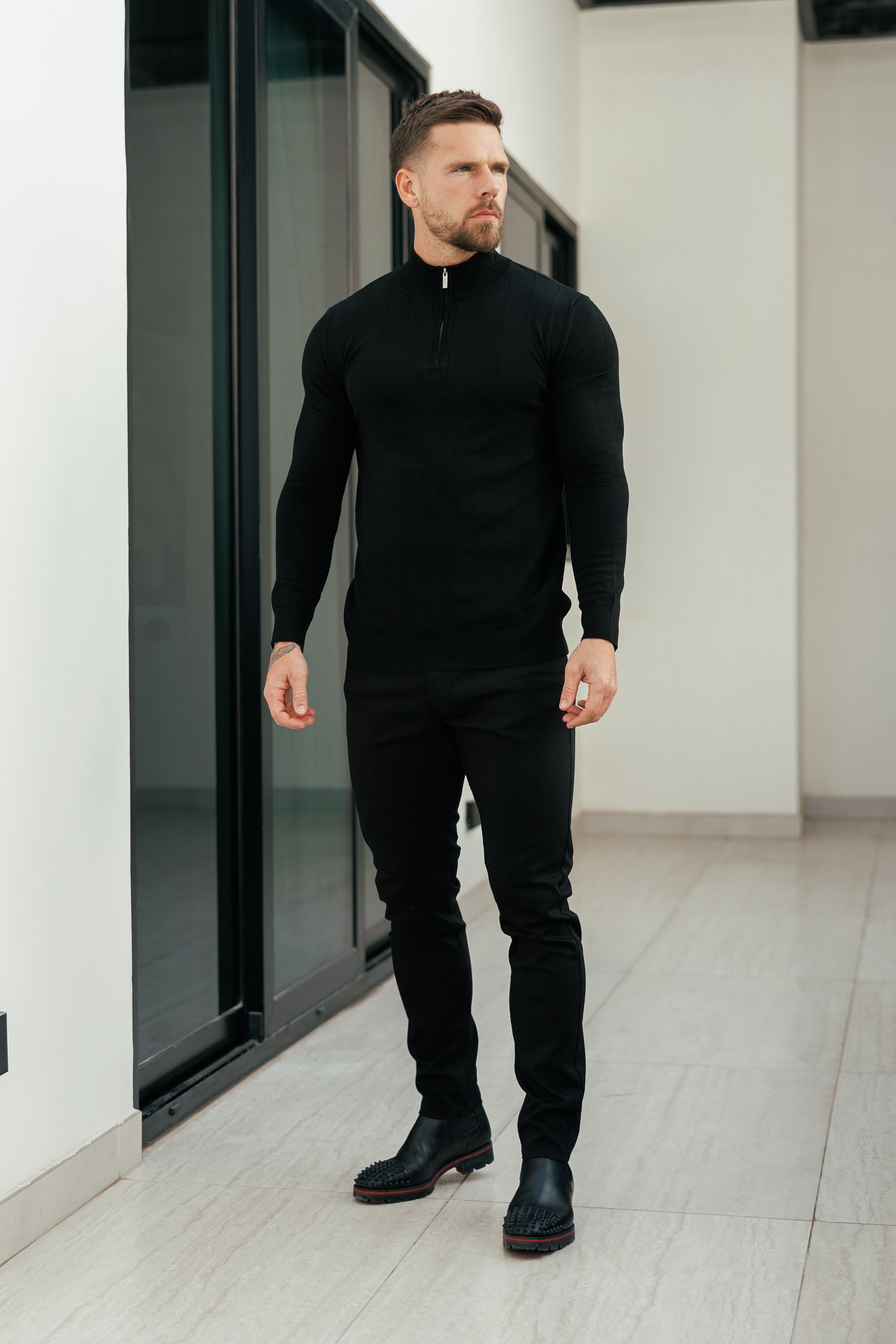Schwarzer Strickpullover mit Streifenmuster, 1/4-Reißverschluss und Stehkragen, Langarm - FSR050