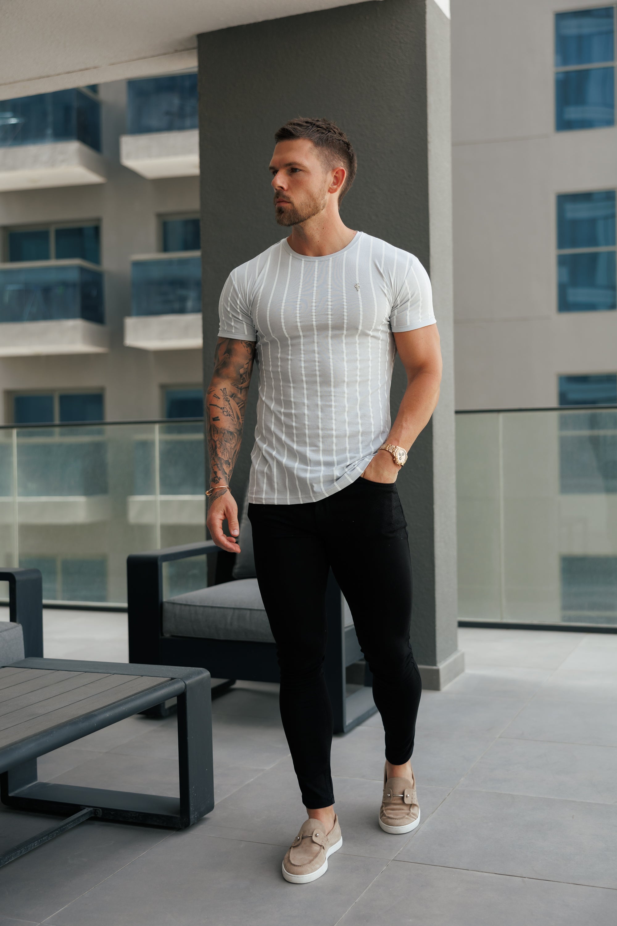 Bedrucktes, hellgrau/weiß gestreiftes, tailliertes T-Shirt - FSH1172