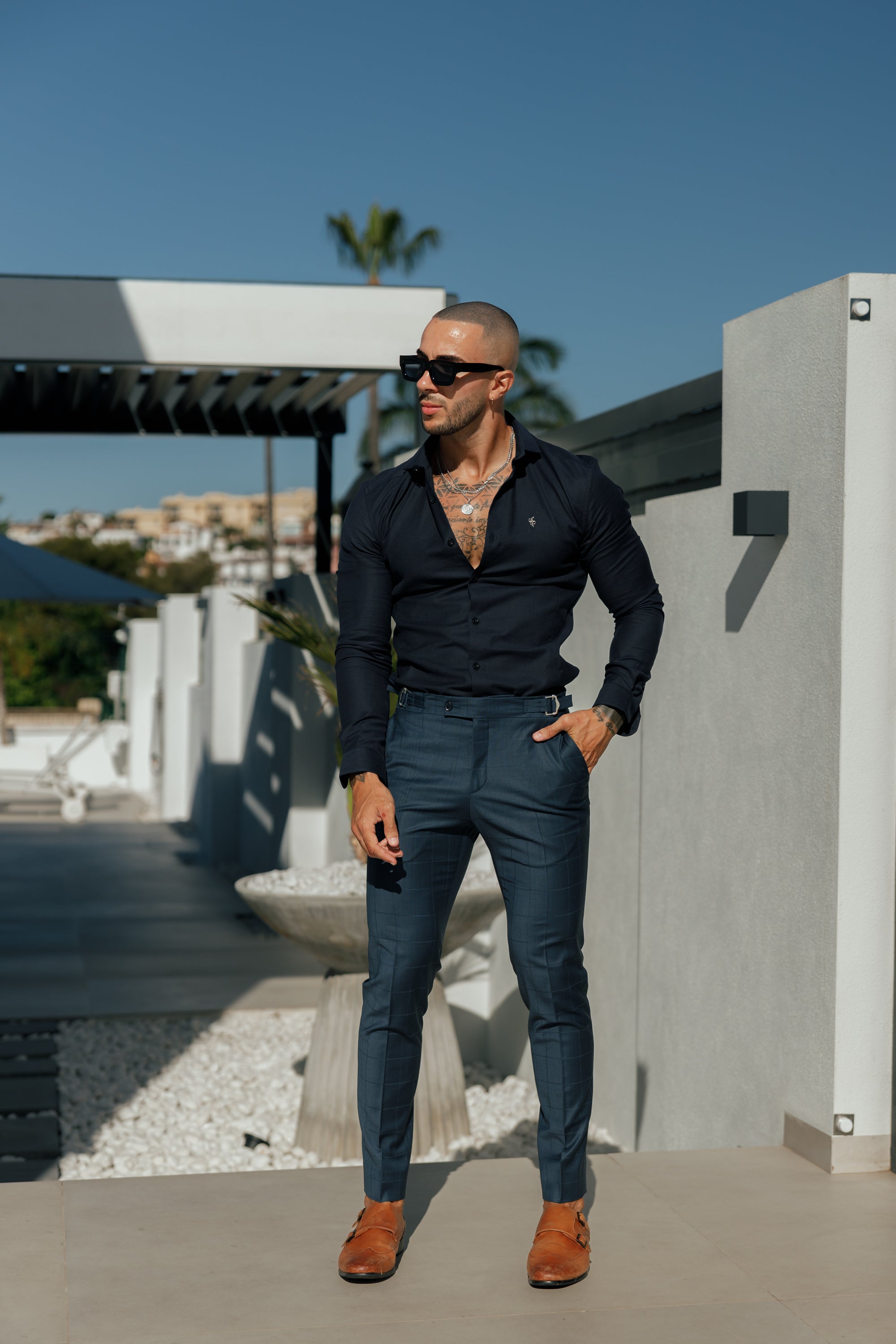 Schmal geschnittene, formelle, marineblaue Stretchhose mit Karomuster und seitlichen Verstellmöglichkeiten - FST030