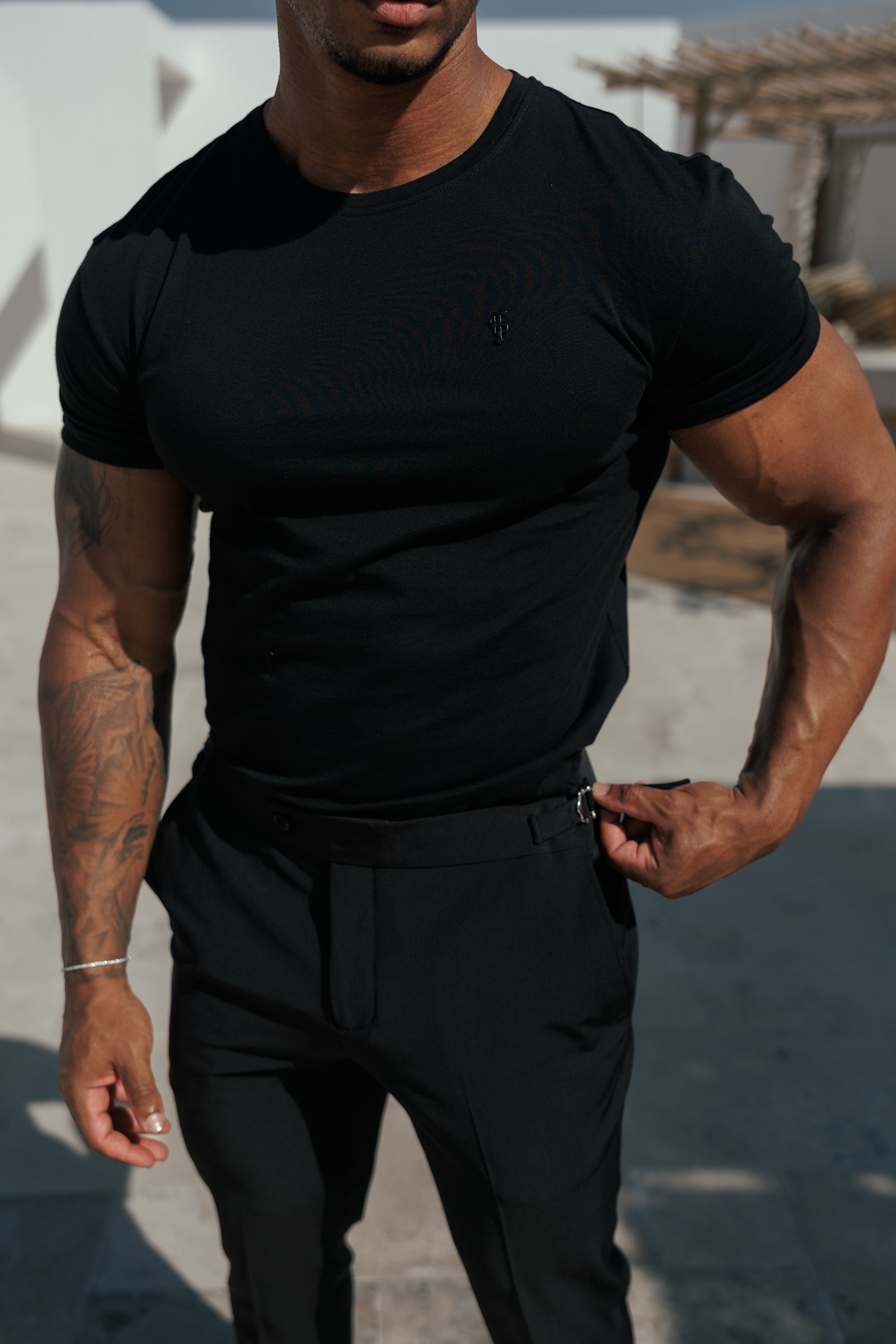 Schwarzes Crew-T-Shirt mit Black Metal Emblem Abziehbild FSH1454 (VORBESTELLUNG 11. MAI)