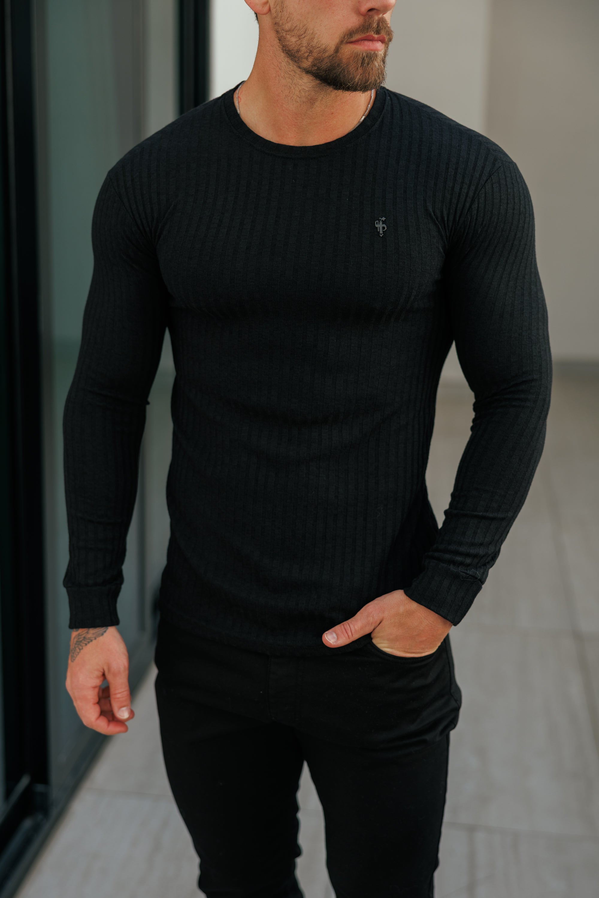 Superschmaler, schwarzer Rippstrickpullover mit schwarzem Metallemblem - FSH1443