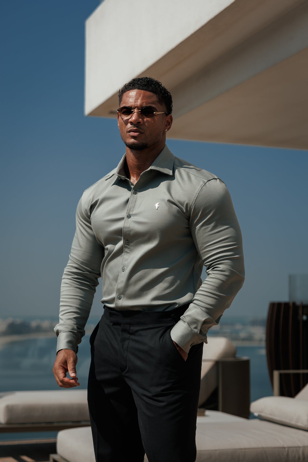 Super Slim Stretch Jeanshemd in Salbeigrün mit langen Ärmeln, silbernem Metalldekor und Haifischkragen - FS1318