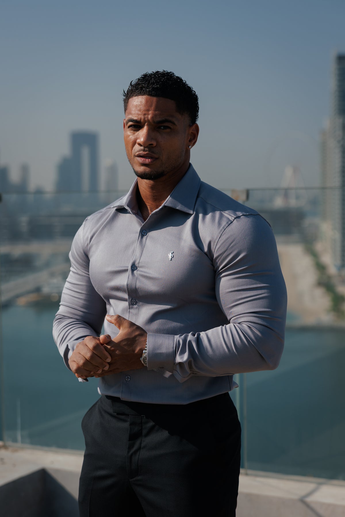 Super Slim Stretch Denim-Langarmhemd in Mittelgrau mit silbernem Metalldekor und Haikragen – FS1319