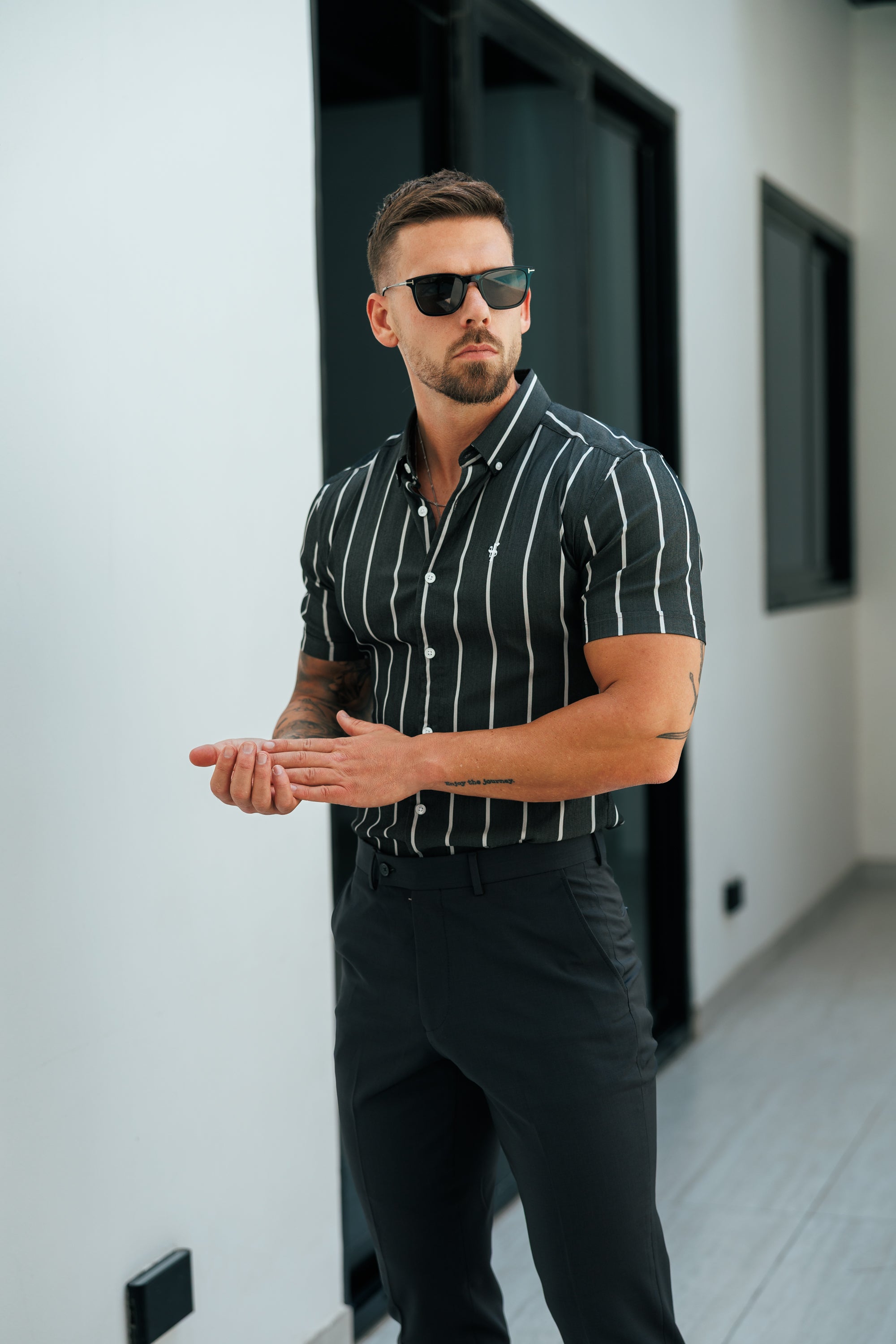 Super Slim Stretch Anthrazit/Weiß bedrucktes Kurzarmhemd mit breiten Streifen und Knopfleiste - FS1227