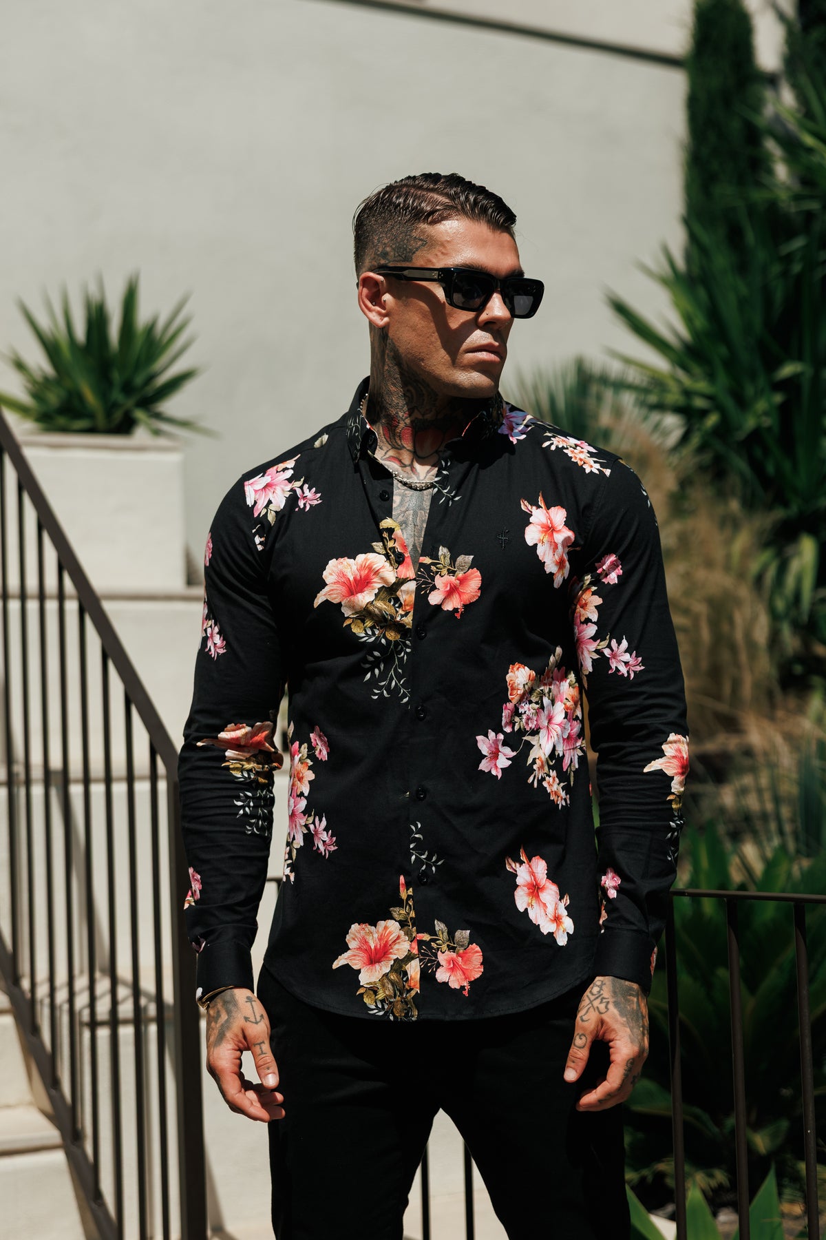 Super-Slim-Fit-Stretch-Langarmshirt in Schwarz mit Lily-Blumenmuster und Button-down-Kragen – FS1275