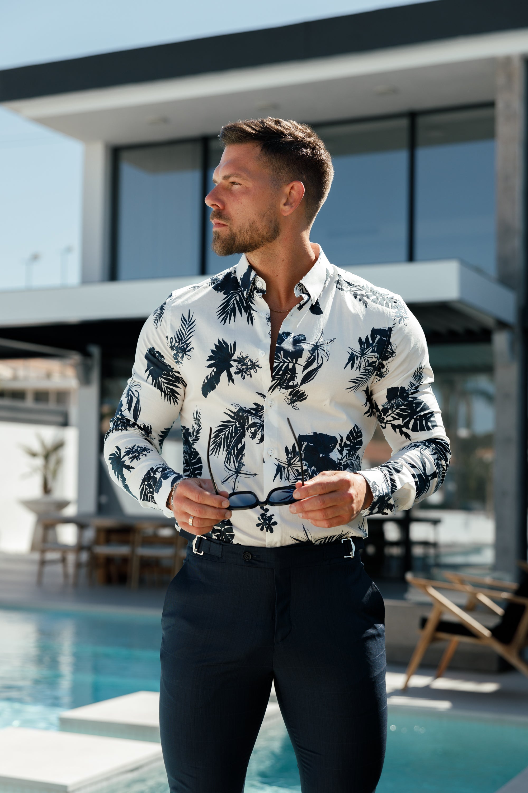 Schmal geschnittene, formelle, marineblaue Stretchhose mit Karomuster und seitlichen Verstellmöglichkeiten - FST030