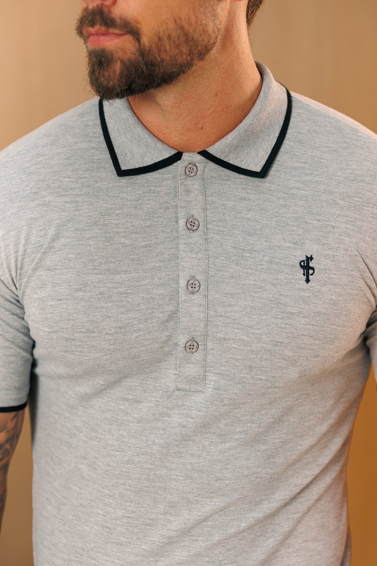 Hellgraues / schwarzes Poloshirt mit kontrastierendem Kragen und Ärmeln – FSH1674