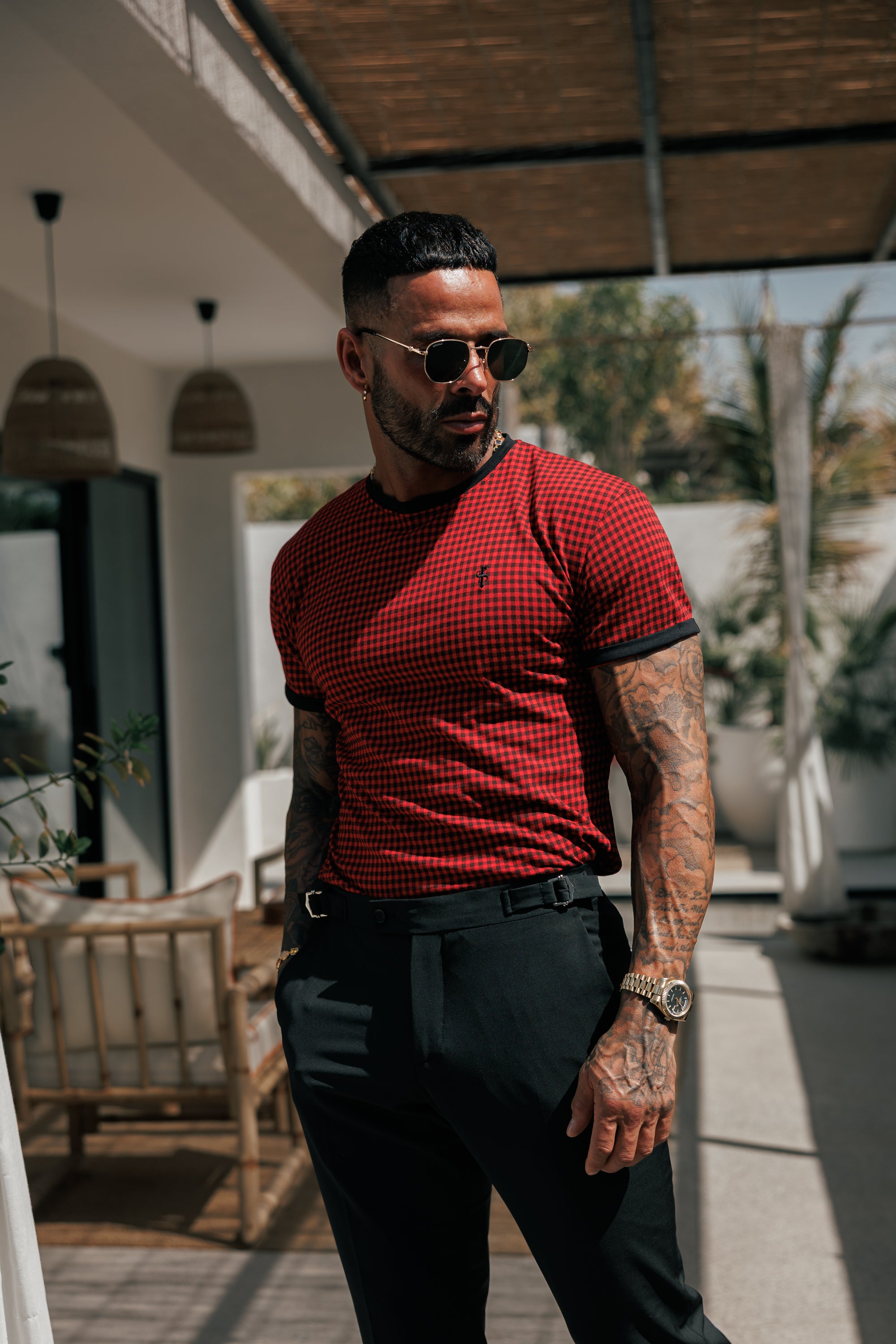 Bedrucktes, schwarz/rot kariertes, tailliertes T-Shirt - FSH1237