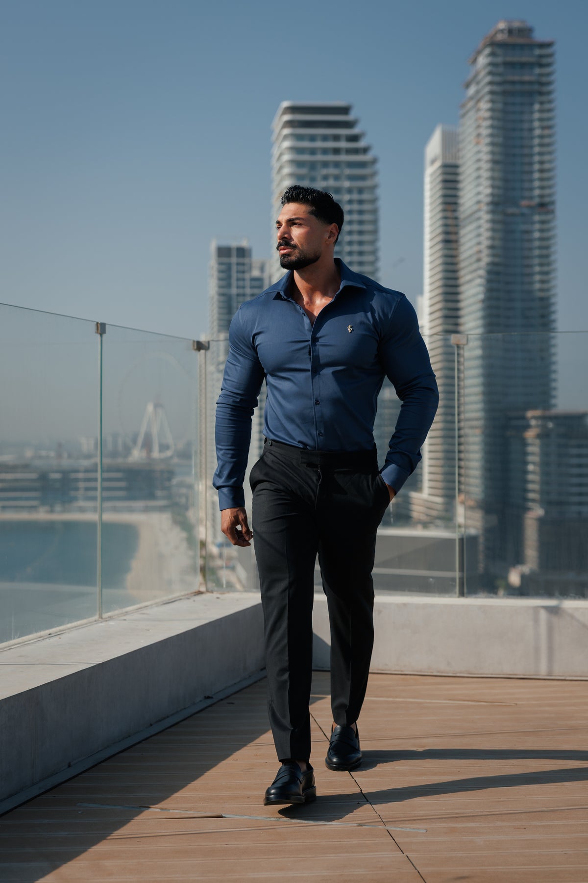 Super Slim Stretch Denim-Langarmhemd in New Navy mit goldfarbenem Metalldetail und Haikragen - FS1314