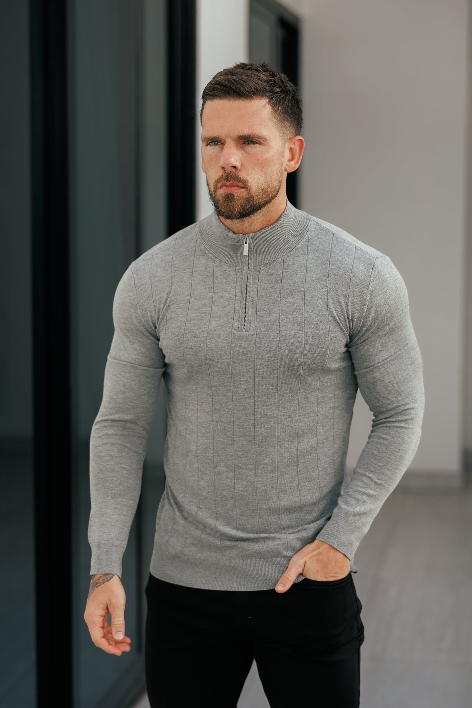 Selbstgestreifter Strickpullover mit 1/4-Reißverschluss und Stehkragen, hellgrau, langärmlig - FSR053