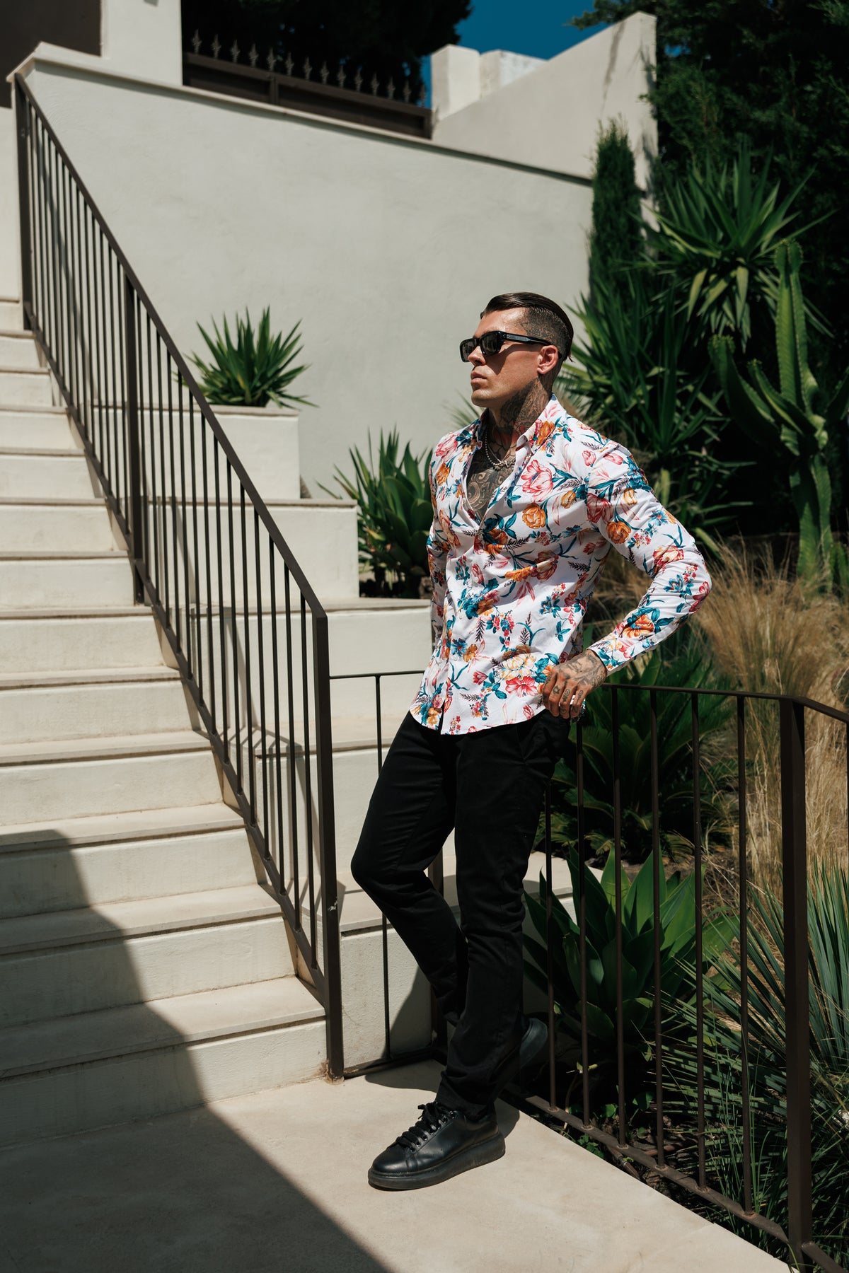 Super-Slim-Fit-Langarmshirt aus Stretchmaterial in Weiß mit leuchtendem Blumenmuster und Button-down-Kragen – FS1276