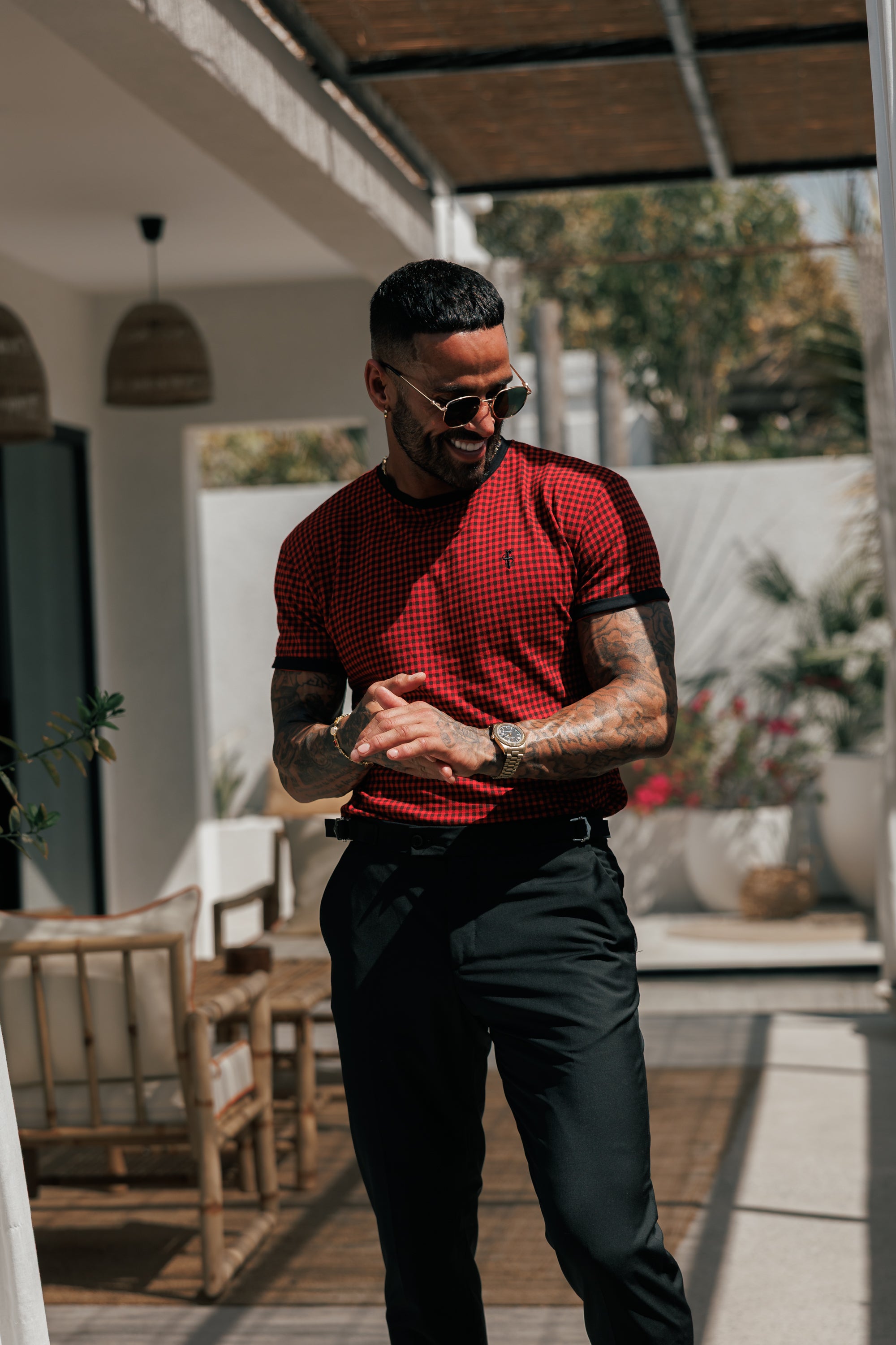 Bedrucktes, schwarz/rot kariertes, tailliertes T-Shirt - FSH1237
