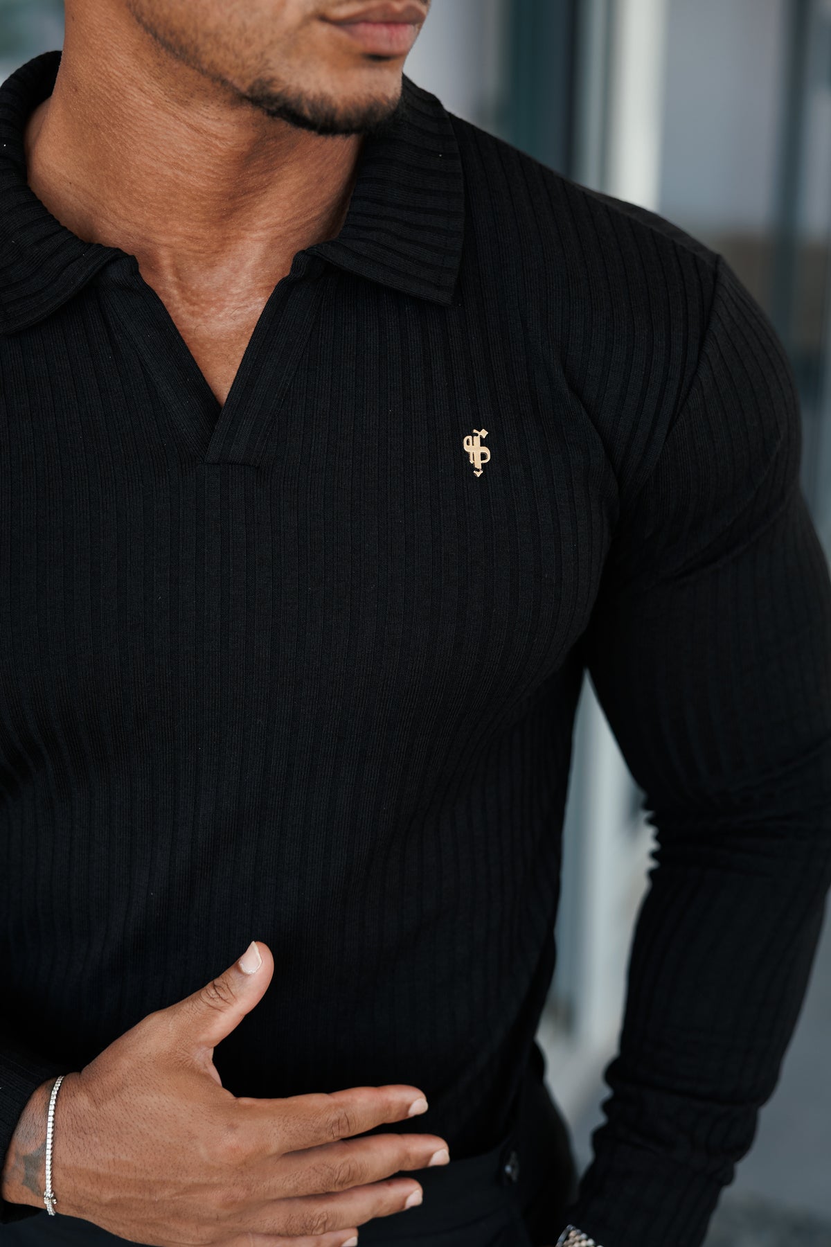 Schwarzes/goldenes Poloshirt mit geripptem Revers-Logo und geripptem Metalleinsatz, langärmlig - FSH1429
