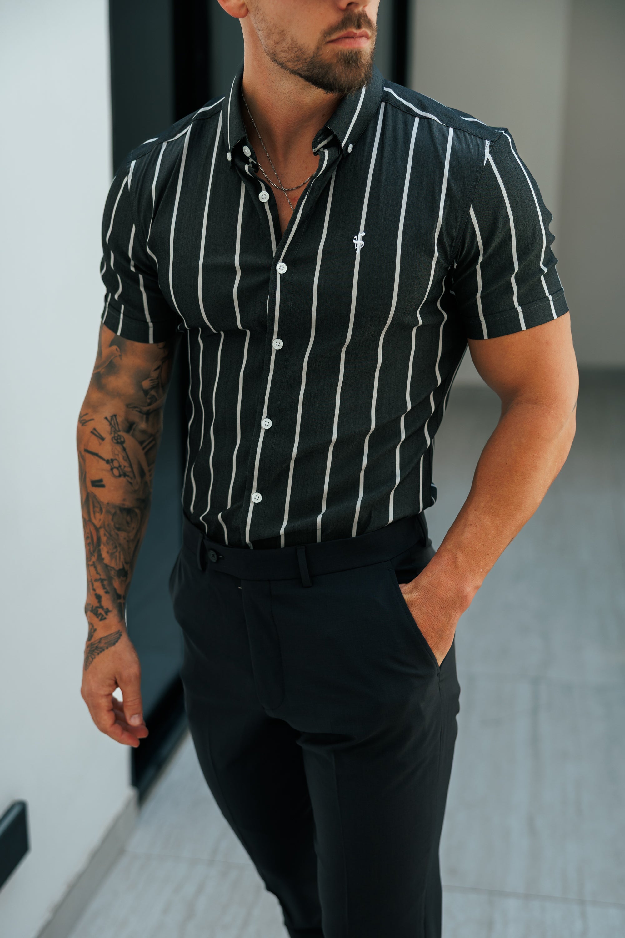 Super Slim Stretch Anthrazit/Weiß bedrucktes Kurzarmhemd mit breiten Streifen und Knopfleiste - FS1227