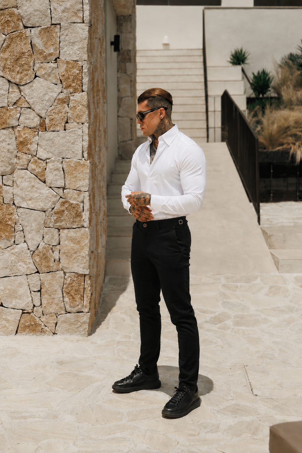 Schwarze Chino-Hose mit seitlicher Verstelllasche - FSH1491