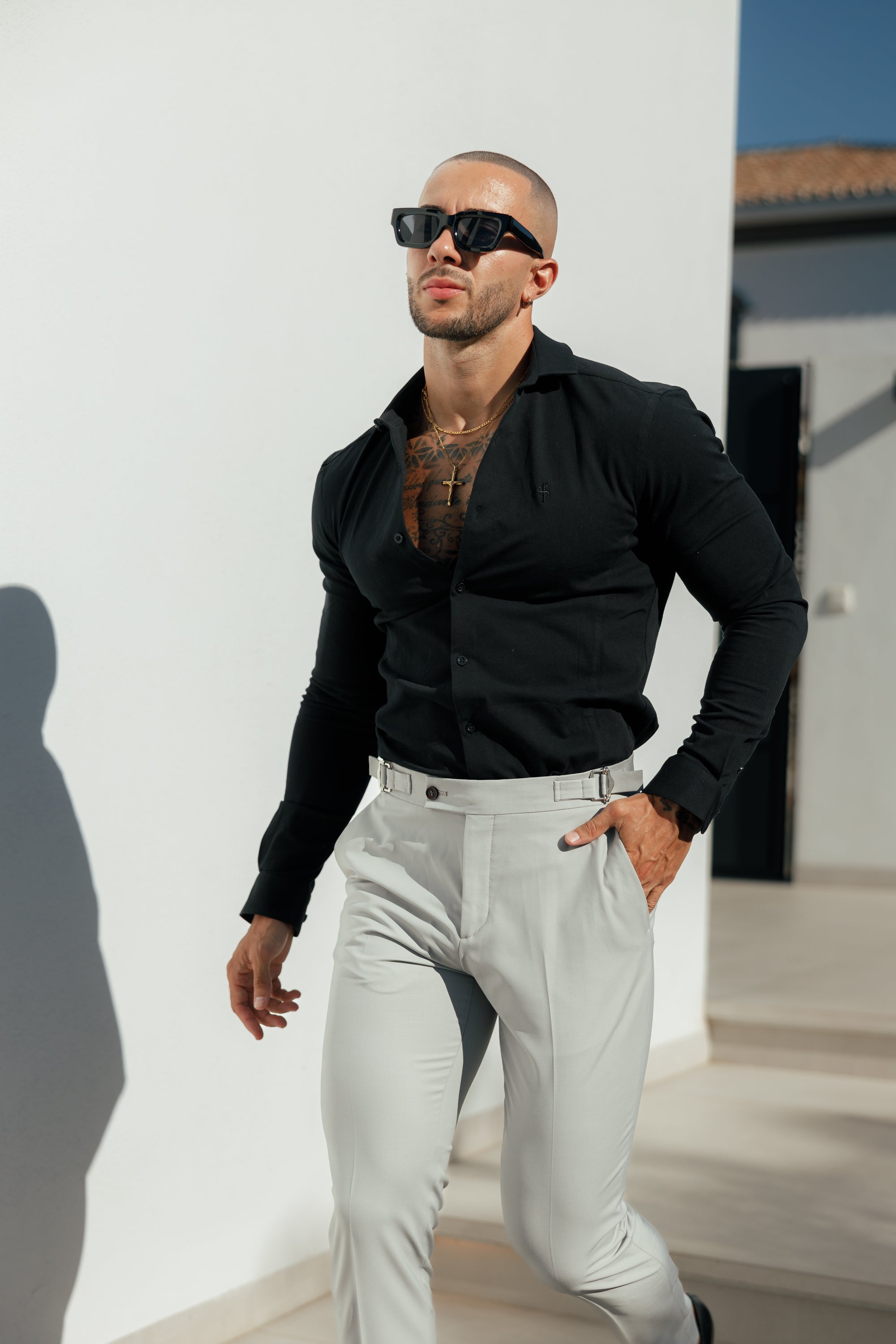 Schmale, elegante Stretchhose in Steinfarbe mit seitlichen Verstellmöglichkeiten - FST028