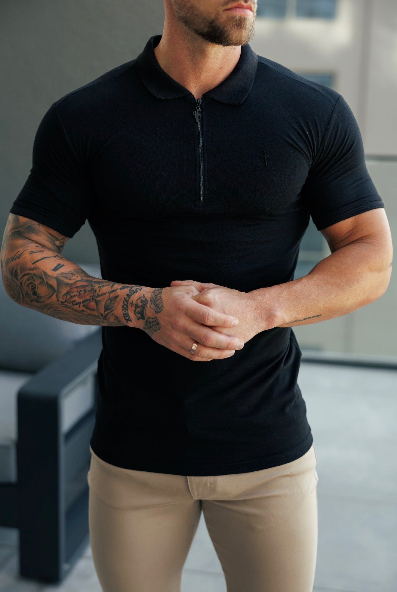 Klassisches schwarzes Poloshirt mit Reißverschluss - FSH1533