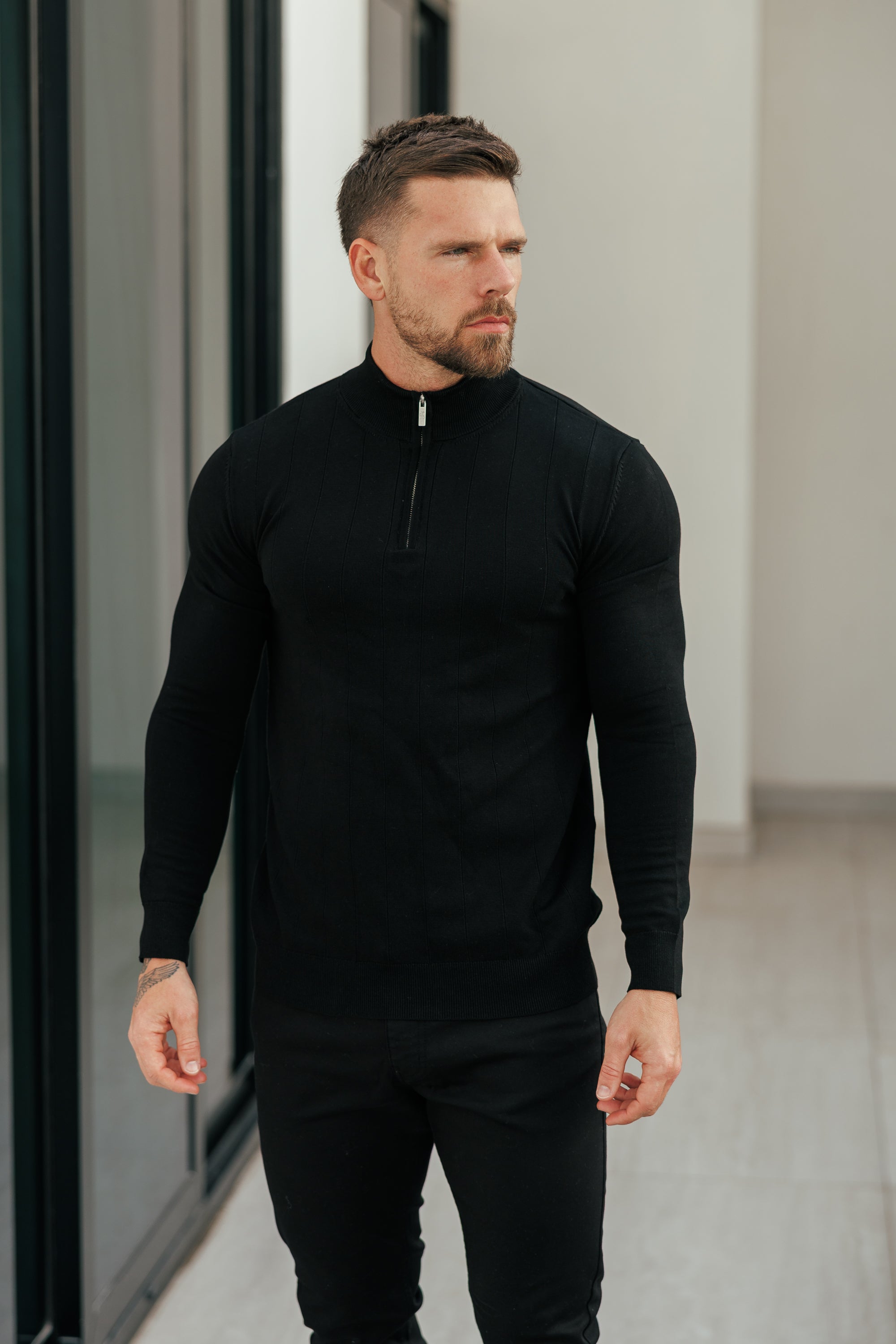 Schwarzer Strickpullover mit Streifenmuster, 1/4-Reißverschluss und Stehkragen, Langarm - FSR050