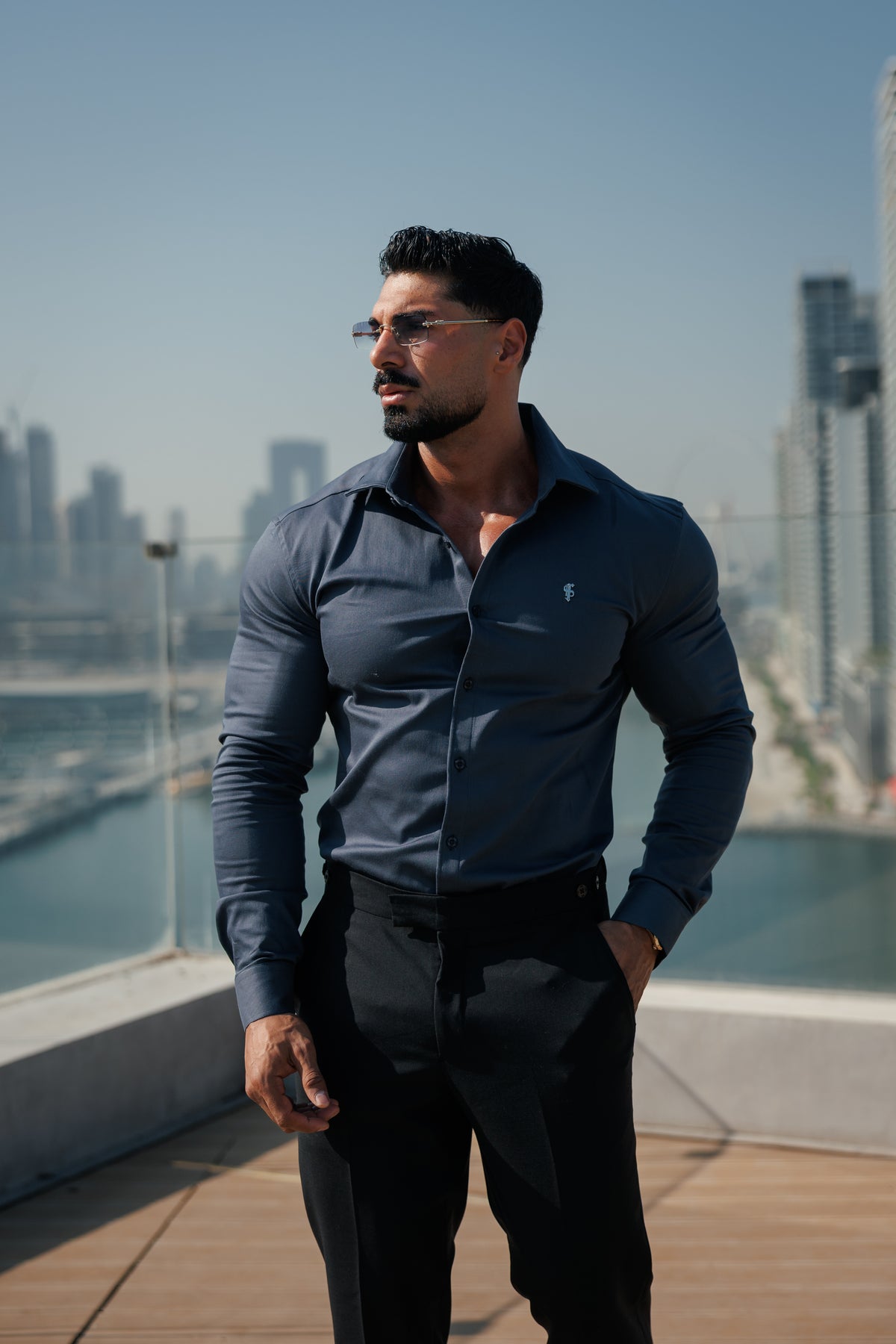 Super Slim Stretch-Denim-Hemd in Gunpowder mit langen Ärmeln, silbernem Metalldekor und Haifischkragen - FS1315