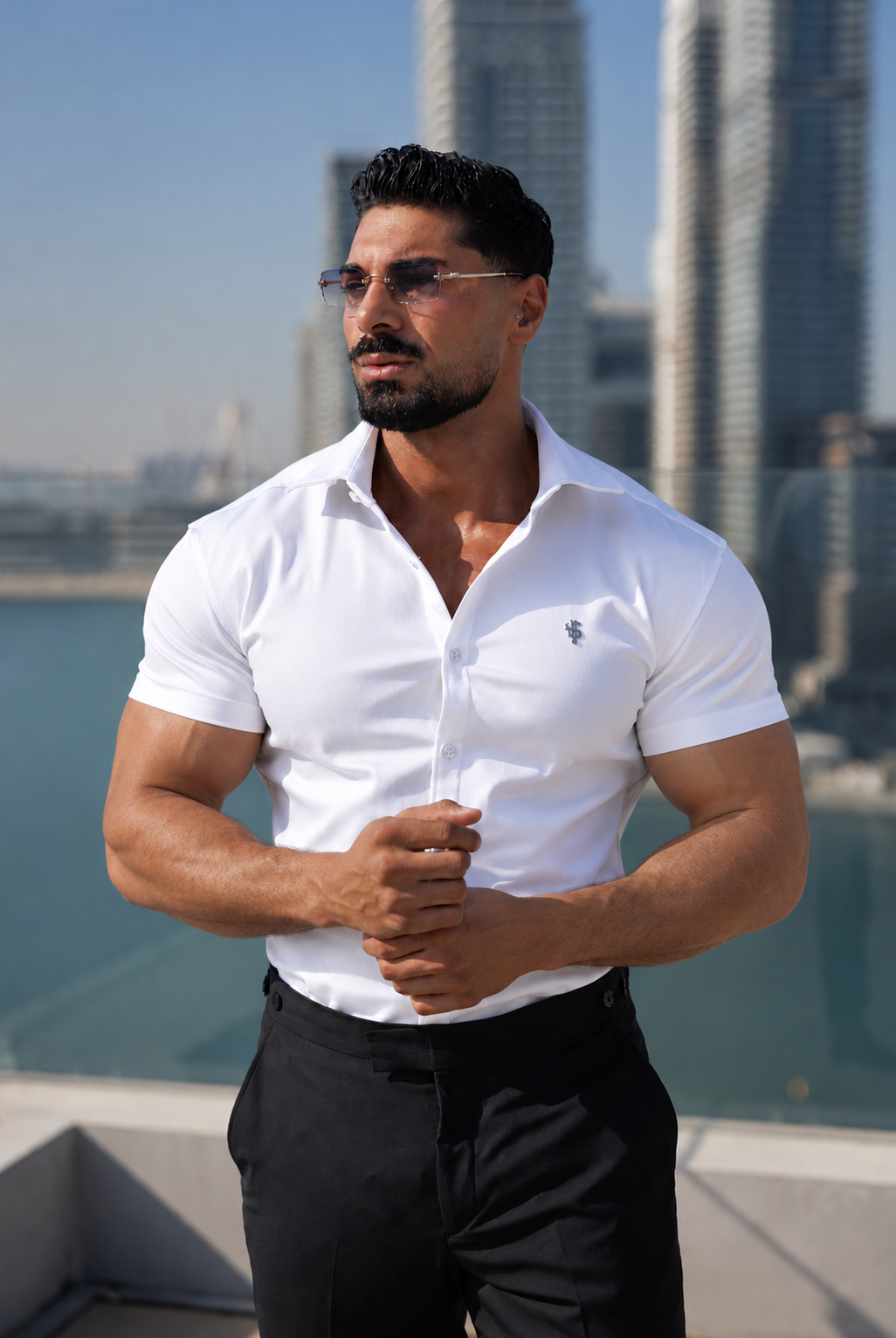 Super-Slim-Fit-Stretch-Weißdenim-Shirt mit kurzen Ärmeln, silbernem Metall-Emblem und Umschlagkragen – FS1300