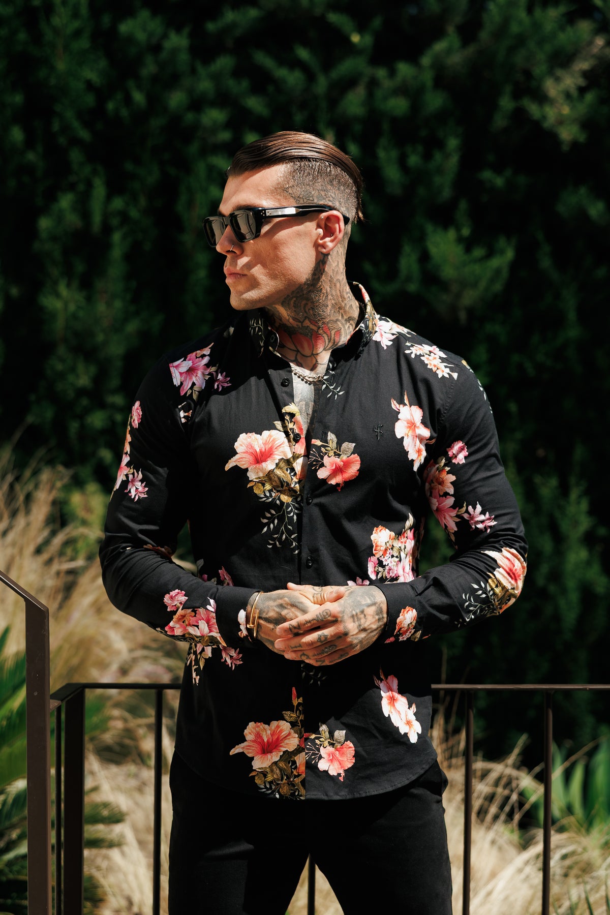 Super-Slim-Fit-Stretch-Langarmshirt in Schwarz mit Lily-Blumenmuster und Button-down-Kragen – FS1275
